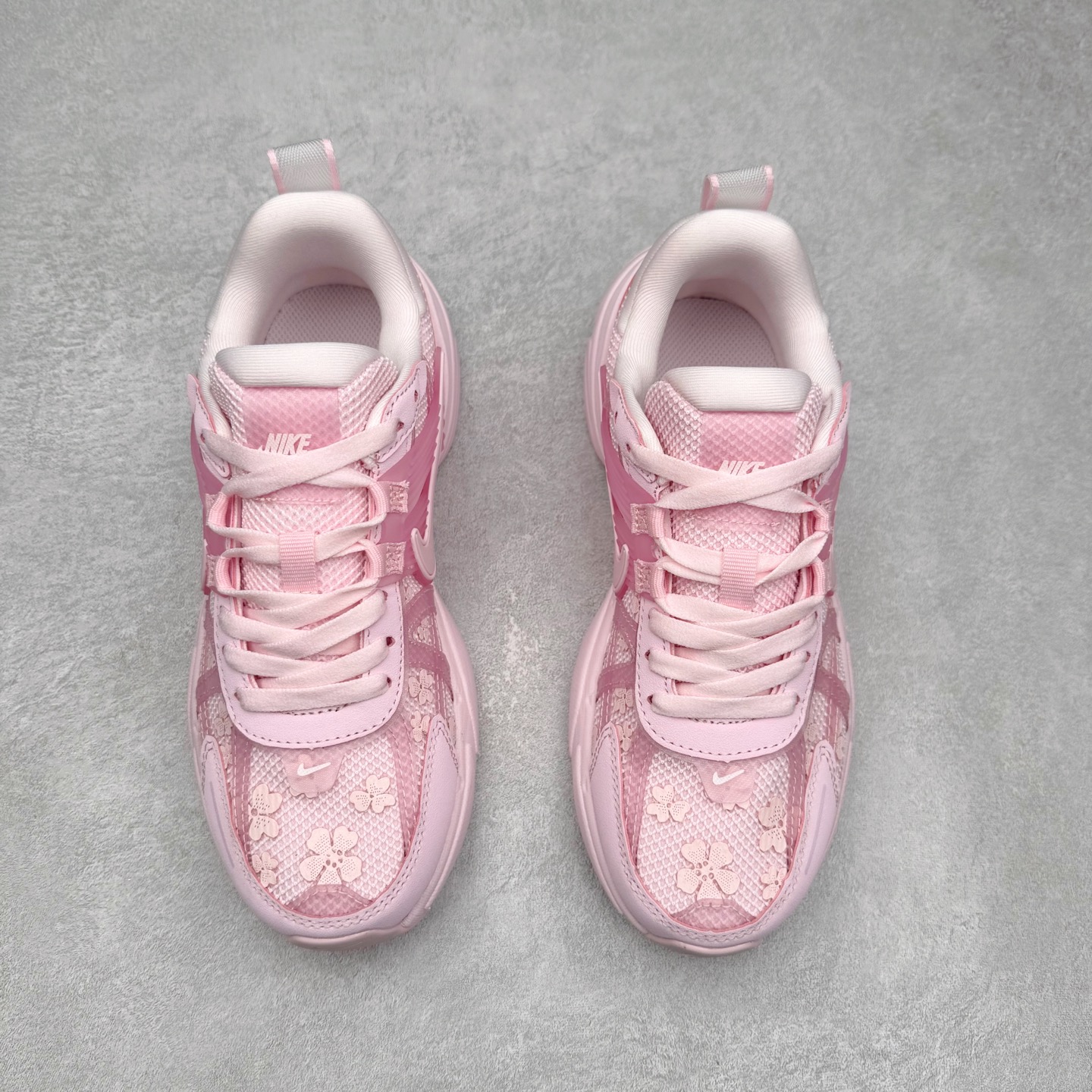 图片[2]-NK V2K Runtekk 减震防滑低帮 复古老爹鞋跑步鞋 HJ5269-600 鞋款被命名为 Runtekk 设计上借鉴了 2000 年的跑鞋风格 配色上以金属银为主调 简练又有复古运动气质 材质上使用大面积网眼、皮革、TPU 组成 支撑和透气性肯定不错 中底处由 Cushlon 泡绵打造 保证在压马路时可以提供优秀脚感 并通过一手做旧氧化效果突出复古感 中底造型很容易让大家联想到巴黎世家3XL 增高效果同样不能忽视 尺码：36 36.5 37.5 38 38.5 39 40 40.5 41 42 42.5 43 44 44.5 45-选品中心