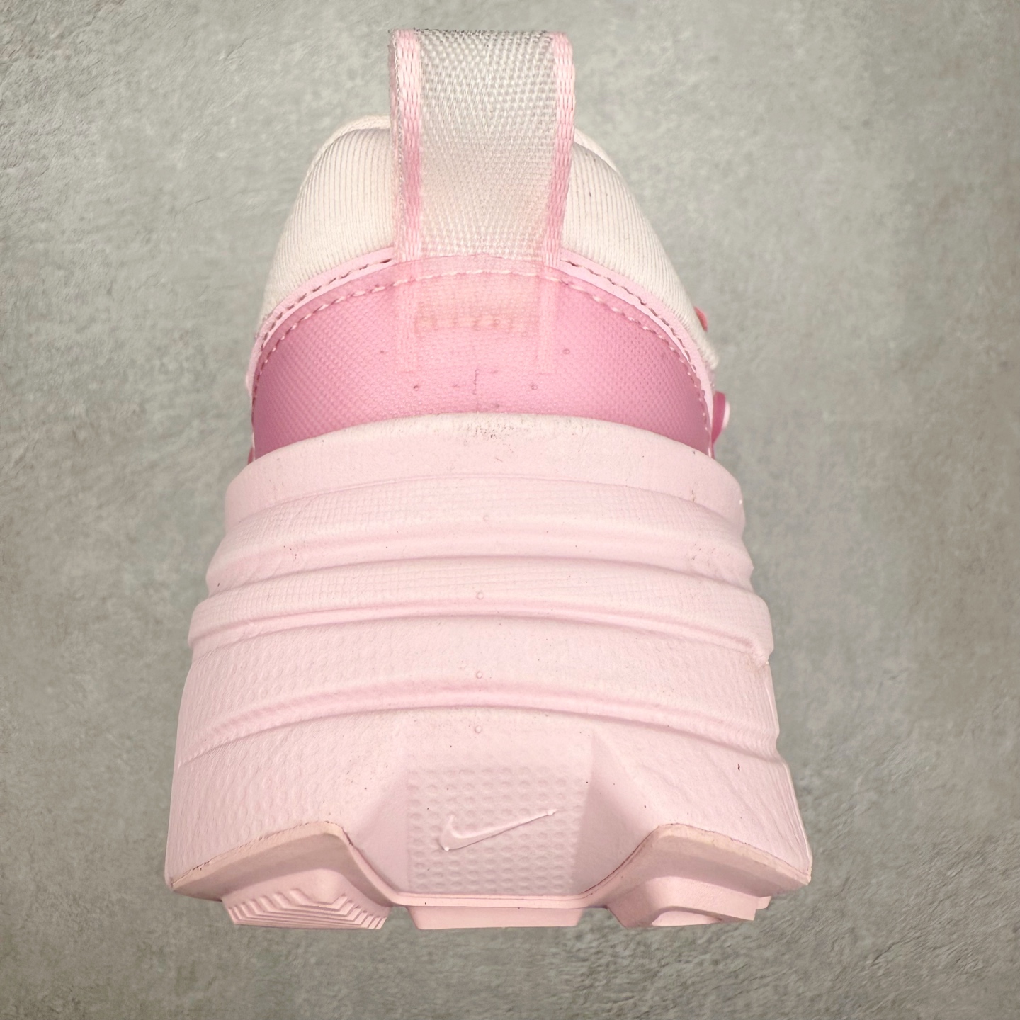 图片[8]-NK V2K Runtekk 减震防滑低帮 复古老爹鞋跑步鞋 HJ5269-600 鞋款被命名为 Runtekk 设计上借鉴了 2000 年的跑鞋风格 配色上以金属银为主调 简练又有复古运动气质 材质上使用大面积网眼、皮革、TPU 组成 支撑和透气性肯定不错 中底处由 Cushlon 泡绵打造 保证在压马路时可以提供优秀脚感 并通过一手做旧氧化效果突出复古感 中底造型很容易让大家联想到巴黎世家3XL 增高效果同样不能忽视 尺码：36 36.5 37.5 38 38.5 39 40 40.5 41 42 42.5 43 44 44.5 45-选品中心