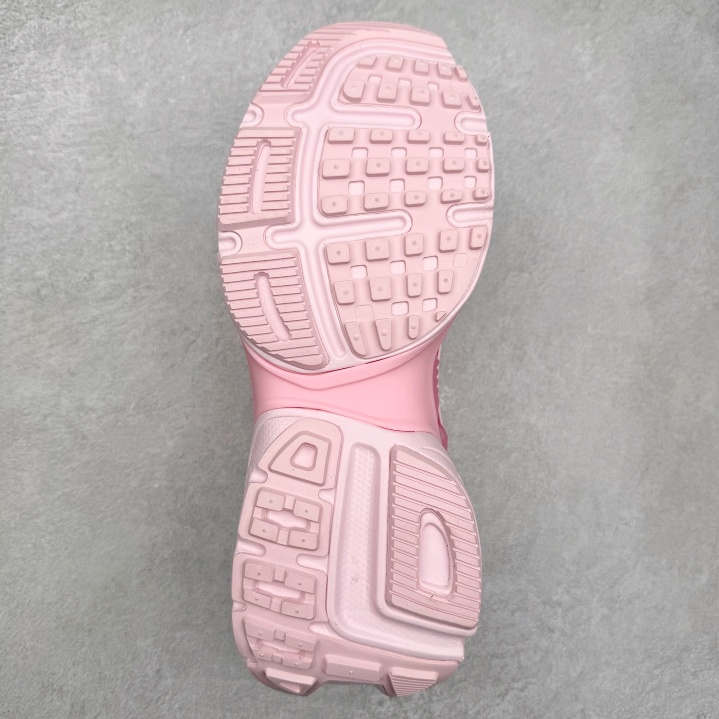 图片[9]-NK V2K Runtekk 减震防滑低帮 复古老爹鞋跑步鞋 HJ5269-600 鞋款被命名为 Runtekk 设计上借鉴了 2000 年的跑鞋风格 配色上以金属银为主调 简练又有复古运动气质 材质上使用大面积网眼、皮革、TPU 组成 支撑和透气性肯定不错 中底处由 Cushlon 泡绵打造 保证在压马路时可以提供优秀脚感 并通过一手做旧氧化效果突出复古感 中底造型很容易让大家联想到巴黎世家3XL 增高效果同样不能忽视 尺码：36 36.5 37.5 38 38.5 39 40 40.5 41 42 42.5 43 44 44.5 45-选品中心