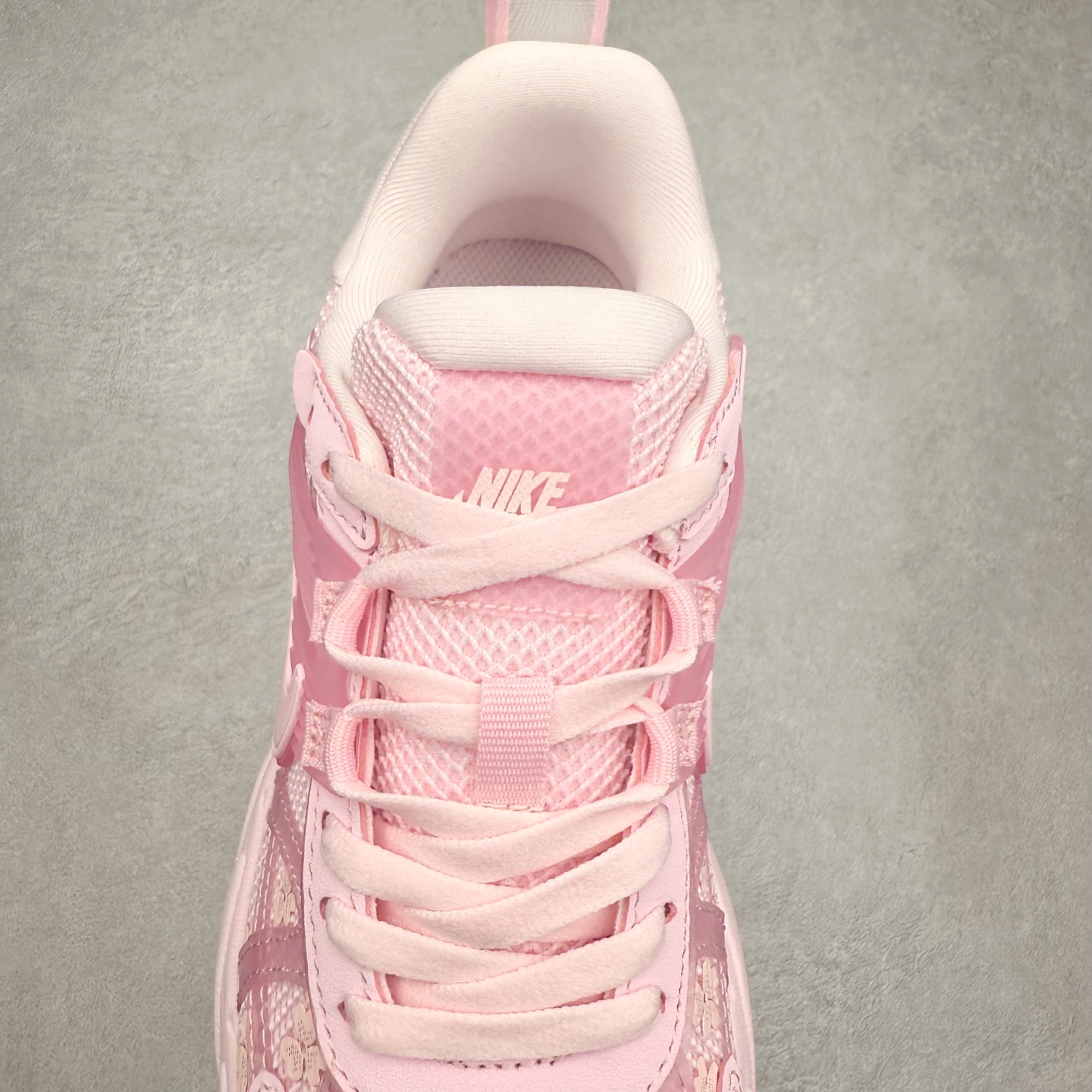 图片[5]-NK V2K Runtekk 减震防滑低帮 复古老爹鞋跑步鞋 HJ5269-600 鞋款被命名为 Runtekk 设计上借鉴了 2000 年的跑鞋风格 配色上以金属银为主调 简练又有复古运动气质 材质上使用大面积网眼、皮革、TPU 组成 支撑和透气性肯定不错 中底处由 Cushlon 泡绵打造 保证在压马路时可以提供优秀脚感 并通过一手做旧氧化效果突出复古感 中底造型很容易让大家联想到巴黎世家3XL 增高效果同样不能忽视 尺码：36 36.5 37.5 38 38.5 39 40 40.5 41 42 42.5 43 44 44.5 45-选品中心