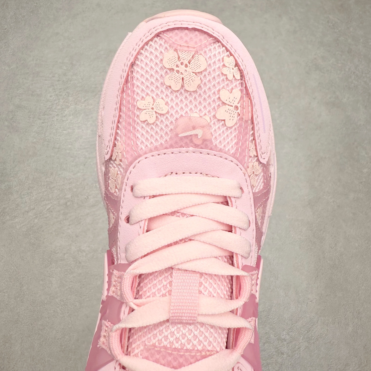 图片[4]-NK V2K Runtekk 减震防滑低帮 复古老爹鞋跑步鞋 HJ5269-600 鞋款被命名为 Runtekk 设计上借鉴了 2000 年的跑鞋风格 配色上以金属银为主调 简练又有复古运动气质 材质上使用大面积网眼、皮革、TPU 组成 支撑和透气性肯定不错 中底处由 Cushlon 泡绵打造 保证在压马路时可以提供优秀脚感 并通过一手做旧氧化效果突出复古感 中底造型很容易让大家联想到巴黎世家3XL 增高效果同样不能忽视 尺码：36 36.5 37.5 38 38.5 39 40 40.5 41 42 42.5 43 44 44.5 45-选品中心