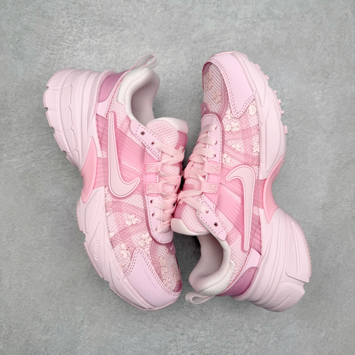 图片[3]-NK V2K Runtekk 减震防滑低帮 复古老爹鞋跑步鞋 HJ5269-600 鞋款被命名为 Runtekk 设计上借鉴了 2000 年的跑鞋风格 配色上以金属银为主调 简练又有复古运动气质 材质上使用大面积网眼、皮革、TPU 组成 支撑和透气性肯定不错 中底处由 Cushlon 泡绵打造 保证在压马路时可以提供优秀脚感 并通过一手做旧氧化效果突出复古感 中底造型很容易让大家联想到巴黎世家3XL 增高效果同样不能忽视 尺码：36 36.5 37.5 38 38.5 39 40 40.5 41 42 42.5 43 44 44.5 45-选品中心