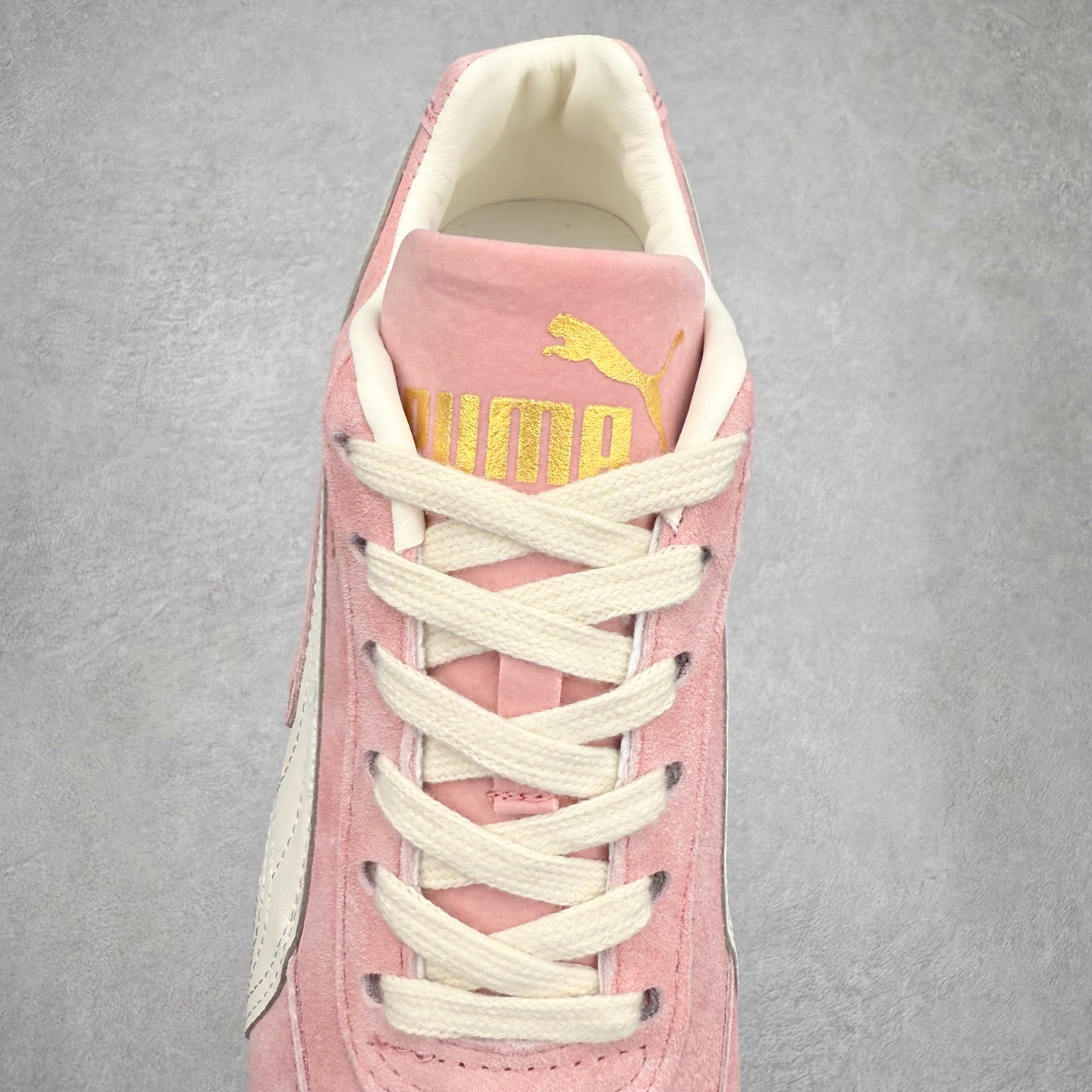 图片[5]-＃TG特价福利 PUMA Speedca OG 彪马极速赛车系列低帮德训风拼接复古百搭休闲运动赛车鞋 鞋款从80、90年代赛车手所穿的防火赛车鞋为原型，鞋身线条模仿了赛车的流线廓形，体现了空气动力学原理的结构。简约流畅的外观，恰好又和贯穿其中的Formstrip Logo融合恰到好处，视觉上细节丰富且协调。本次Speedcat OG鞋款归来，最大看点自然式保留了窄版鞋型以及薄底构造。这两年各品牌鞋底越做越厚，Speedcat反其道而行之，上脚几乎无鞋底的效果带来耳目一新的视觉体验。鞋面依旧是以质感细腻的麂皮材质打造，并且大面积近乎全包裹的使用，复古味道也愈发浓烈。配色上更是将最原始的黑色和红色带回，向F1赛车队的标志性队服致敬。相信让各位一眼种草的更多是出挑的大红色，上脚即可瞬间点亮整体造型，在以球鞋为核心的OOTD中脱颖而出。而另一款黑色则是低调的万金油，彰显新潮个性的同时又不喧宾夺主，也是热爱简约系穿搭朋友的首选。 尺码：35.5 36 37 37.5 38 38.5 39 40 40.5 41 42 42.5 43 44 44.5 45-选品中心