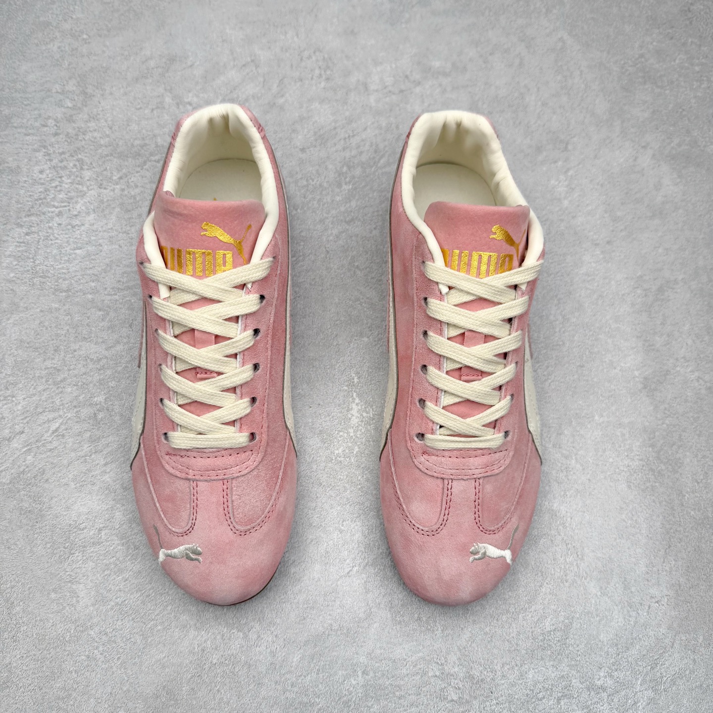 图片[2]-＃TG特价福利 PUMA Speedca OG 彪马极速赛车系列低帮德训风拼接复古百搭休闲运动赛车鞋 鞋款从80、90年代赛车手所穿的防火赛车鞋为原型，鞋身线条模仿了赛车的流线廓形，体现了空气动力学原理的结构。简约流畅的外观，恰好又和贯穿其中的Formstrip Logo融合恰到好处，视觉上细节丰富且协调。本次Speedcat OG鞋款归来，最大看点自然式保留了窄版鞋型以及薄底构造。这两年各品牌鞋底越做越厚，Speedcat反其道而行之，上脚几乎无鞋底的效果带来耳目一新的视觉体验。鞋面依旧是以质感细腻的麂皮材质打造，并且大面积近乎全包裹的使用，复古味道也愈发浓烈。配色上更是将最原始的黑色和红色带回，向F1赛车队的标志性队服致敬。相信让各位一眼种草的更多是出挑的大红色，上脚即可瞬间点亮整体造型，在以球鞋为核心的OOTD中脱颖而出。而另一款黑色则是低调的万金油，彰显新潮个性的同时又不喧宾夺主，也是热爱简约系穿搭朋友的首选。 尺码：35.5 36 37 37.5 38 38.5 39 40 40.5 41 42 42.5 43 44 44.5 45-选品中心