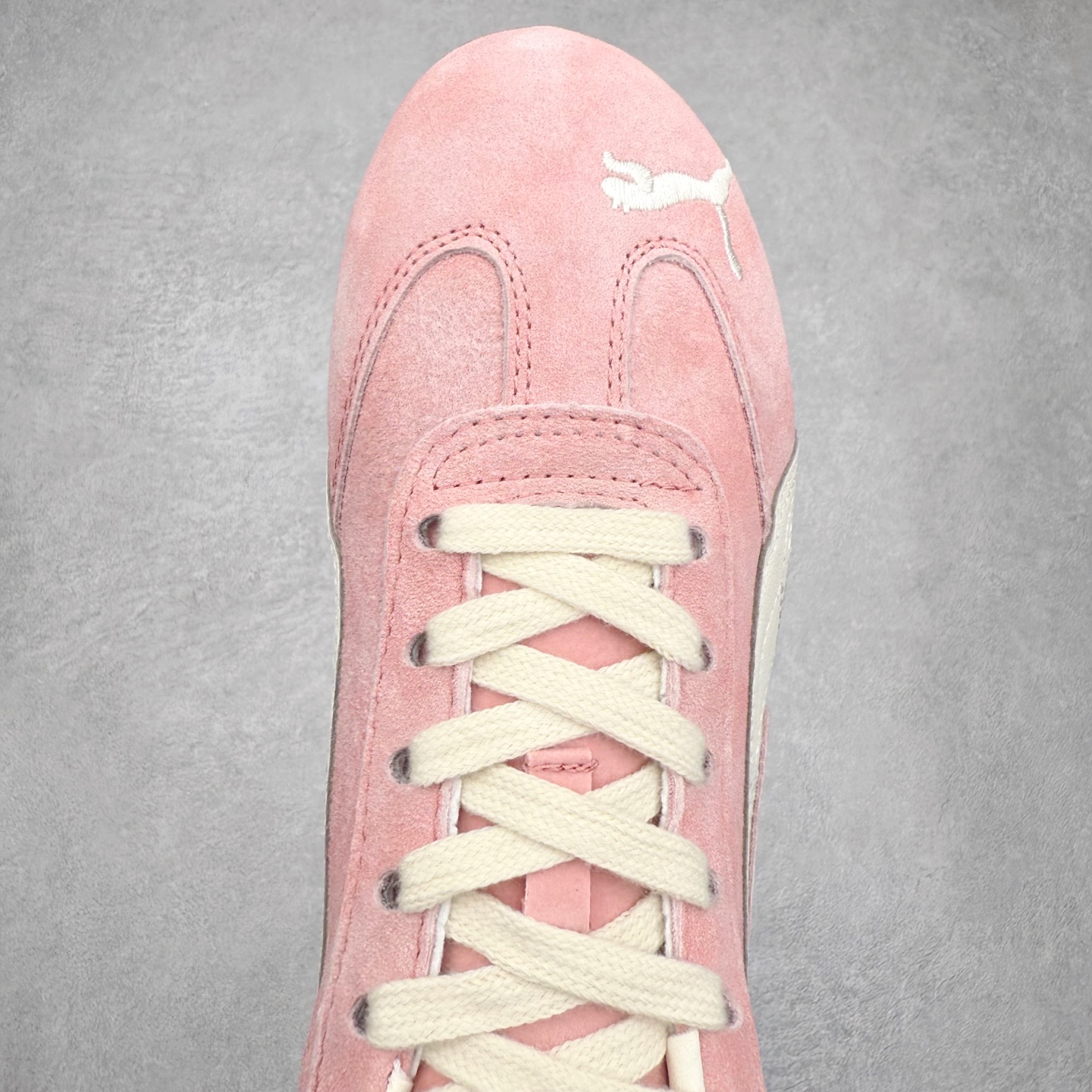 图片[4]-＃TG特价福利 PUMA Speedca OG 彪马极速赛车系列低帮德训风拼接复古百搭休闲运动赛车鞋 鞋款从80、90年代赛车手所穿的防火赛车鞋为原型，鞋身线条模仿了赛车的流线廓形，体现了空气动力学原理的结构。简约流畅的外观，恰好又和贯穿其中的Formstrip Logo融合恰到好处，视觉上细节丰富且协调。本次Speedcat OG鞋款归来，最大看点自然式保留了窄版鞋型以及薄底构造。这两年各品牌鞋底越做越厚，Speedcat反其道而行之，上脚几乎无鞋底的效果带来耳目一新的视觉体验。鞋面依旧是以质感细腻的麂皮材质打造，并且大面积近乎全包裹的使用，复古味道也愈发浓烈。配色上更是将最原始的黑色和红色带回，向F1赛车队的标志性队服致敬。相信让各位一眼种草的更多是出挑的大红色，上脚即可瞬间点亮整体造型，在以球鞋为核心的OOTD中脱颖而出。而另一款黑色则是低调的万金油，彰显新潮个性的同时又不喧宾夺主，也是热爱简约系穿搭朋友的首选。 尺码：35.5 36 37 37.5 38 38.5 39 40 40.5 41 42 42.5 43 44 44.5 45-选品中心