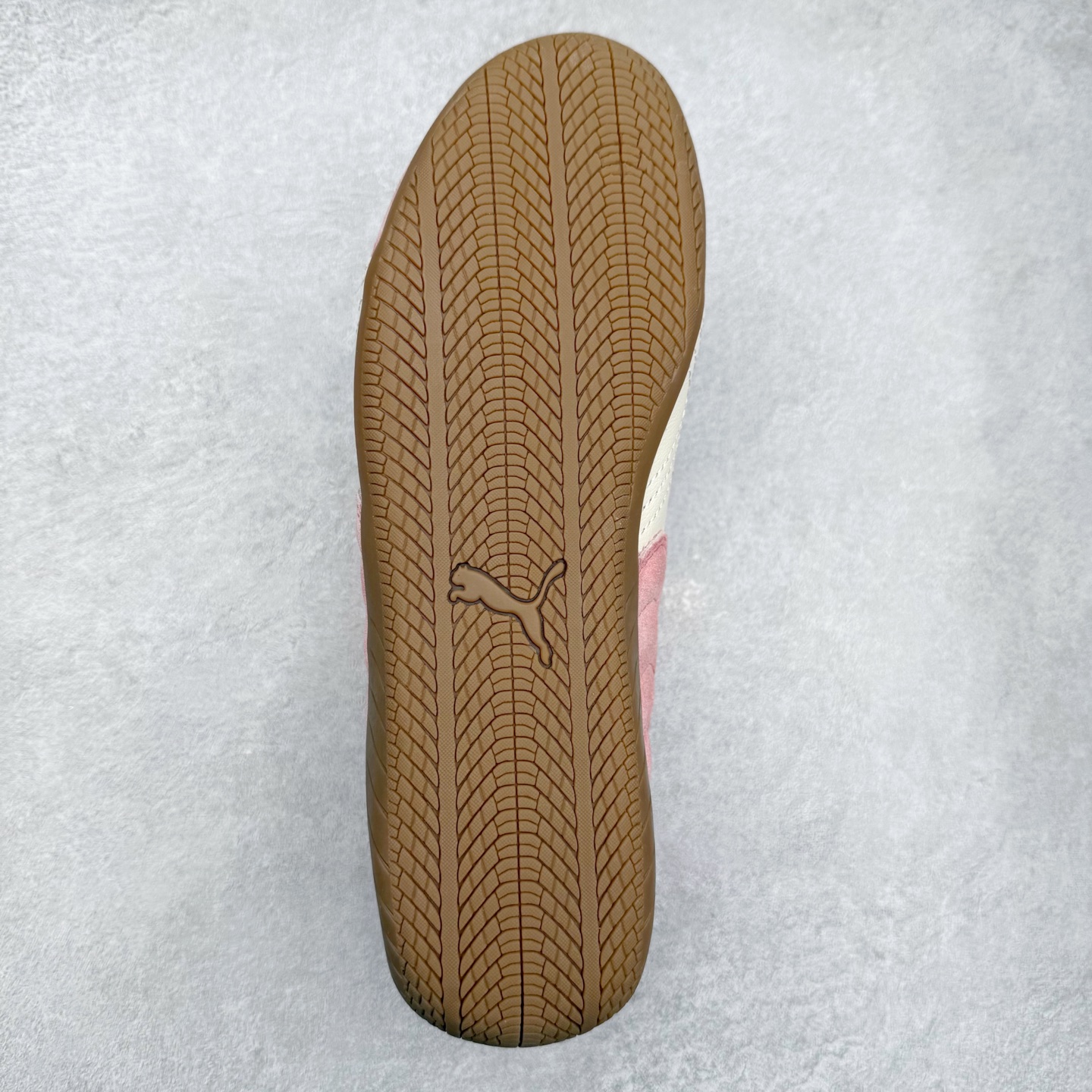 图片[9]-＃TG特价福利 PUMA Speedca OG 彪马极速赛车系列低帮德训风拼接复古百搭休闲运动赛车鞋 鞋款从80、90年代赛车手所穿的防火赛车鞋为原型，鞋身线条模仿了赛车的流线廓形，体现了空气动力学原理的结构。简约流畅的外观，恰好又和贯穿其中的Formstrip Logo融合恰到好处，视觉上细节丰富且协调。本次Speedcat OG鞋款归来，最大看点自然式保留了窄版鞋型以及薄底构造。这两年各品牌鞋底越做越厚，Speedcat反其道而行之，上脚几乎无鞋底的效果带来耳目一新的视觉体验。鞋面依旧是以质感细腻的麂皮材质打造，并且大面积近乎全包裹的使用，复古味道也愈发浓烈。配色上更是将最原始的黑色和红色带回，向F1赛车队的标志性队服致敬。相信让各位一眼种草的更多是出挑的大红色，上脚即可瞬间点亮整体造型，在以球鞋为核心的OOTD中脱颖而出。而另一款黑色则是低调的万金油，彰显新潮个性的同时又不喧宾夺主，也是热爱简约系穿搭朋友的首选。 尺码：35.5 36 37 37.5 38 38.5 39 40 40.5 41 42 42.5 43 44 44.5 45-选品中心