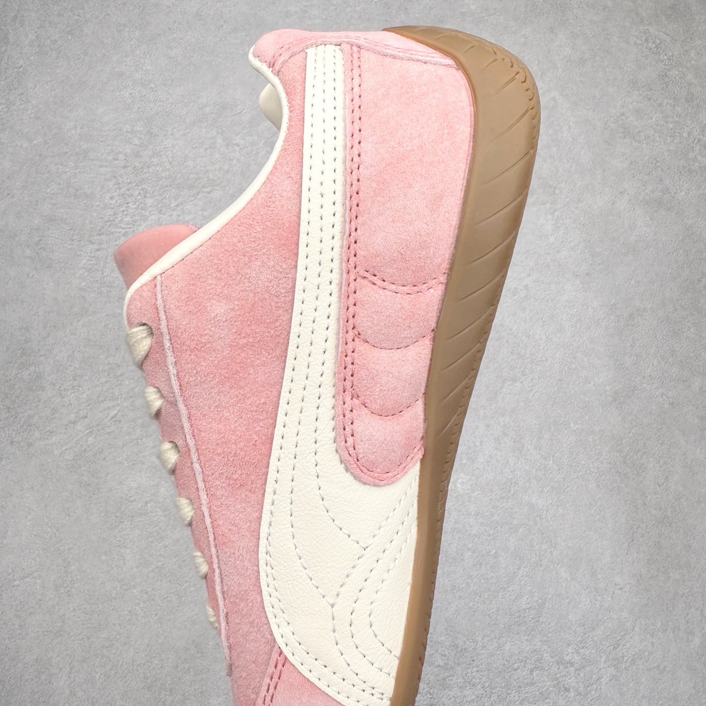 图片[7]-＃TG特价福利 PUMA Speedca OG 彪马极速赛车系列低帮德训风拼接复古百搭休闲运动赛车鞋 鞋款从80、90年代赛车手所穿的防火赛车鞋为原型，鞋身线条模仿了赛车的流线廓形，体现了空气动力学原理的结构。简约流畅的外观，恰好又和贯穿其中的Formstrip Logo融合恰到好处，视觉上细节丰富且协调。本次Speedcat OG鞋款归来，最大看点自然式保留了窄版鞋型以及薄底构造。这两年各品牌鞋底越做越厚，Speedcat反其道而行之，上脚几乎无鞋底的效果带来耳目一新的视觉体验。鞋面依旧是以质感细腻的麂皮材质打造，并且大面积近乎全包裹的使用，复古味道也愈发浓烈。配色上更是将最原始的黑色和红色带回，向F1赛车队的标志性队服致敬。相信让各位一眼种草的更多是出挑的大红色，上脚即可瞬间点亮整体造型，在以球鞋为核心的OOTD中脱颖而出。而另一款黑色则是低调的万金油，彰显新潮个性的同时又不喧宾夺主，也是热爱简约系穿搭朋友的首选。 尺码：35.5 36 37 37.5 38 38.5 39 40 40.5 41 42 42.5 43 44 44.5 45-选品中心