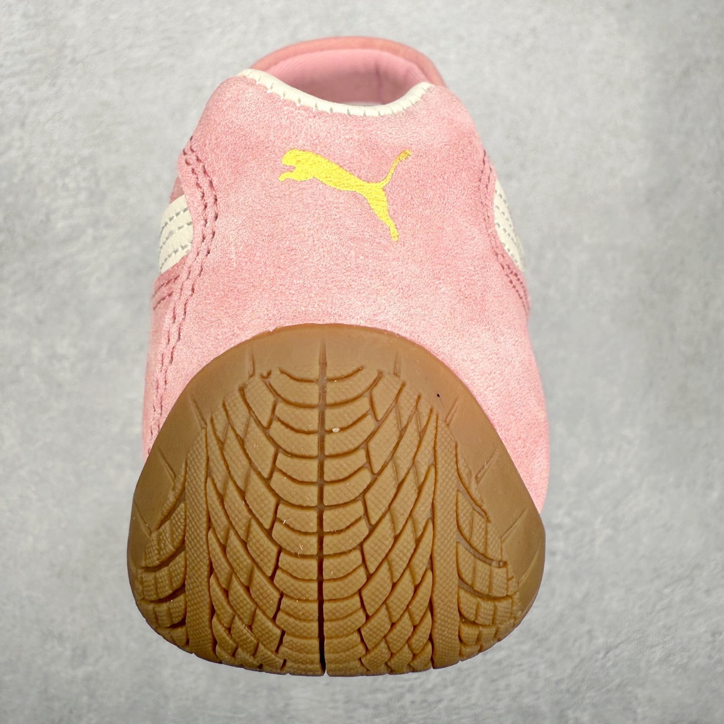 图片[8]-＃TG特价福利 PUMA Speedca OG 彪马极速赛车系列低帮德训风拼接复古百搭休闲运动赛车鞋 鞋款从80、90年代赛车手所穿的防火赛车鞋为原型，鞋身线条模仿了赛车的流线廓形，体现了空气动力学原理的结构。简约流畅的外观，恰好又和贯穿其中的Formstrip Logo融合恰到好处，视觉上细节丰富且协调。本次Speedcat OG鞋款归来，最大看点自然式保留了窄版鞋型以及薄底构造。这两年各品牌鞋底越做越厚，Speedcat反其道而行之，上脚几乎无鞋底的效果带来耳目一新的视觉体验。鞋面依旧是以质感细腻的麂皮材质打造，并且大面积近乎全包裹的使用，复古味道也愈发浓烈。配色上更是将最原始的黑色和红色带回，向F1赛车队的标志性队服致敬。相信让各位一眼种草的更多是出挑的大红色，上脚即可瞬间点亮整体造型，在以球鞋为核心的OOTD中脱颖而出。而另一款黑色则是低调的万金油，彰显新潮个性的同时又不喧宾夺主，也是热爱简约系穿搭朋友的首选。 尺码：35.5 36 37 37.5 38 38.5 39 40 40.5 41 42 42.5 43 44 44.5 45-选品中心