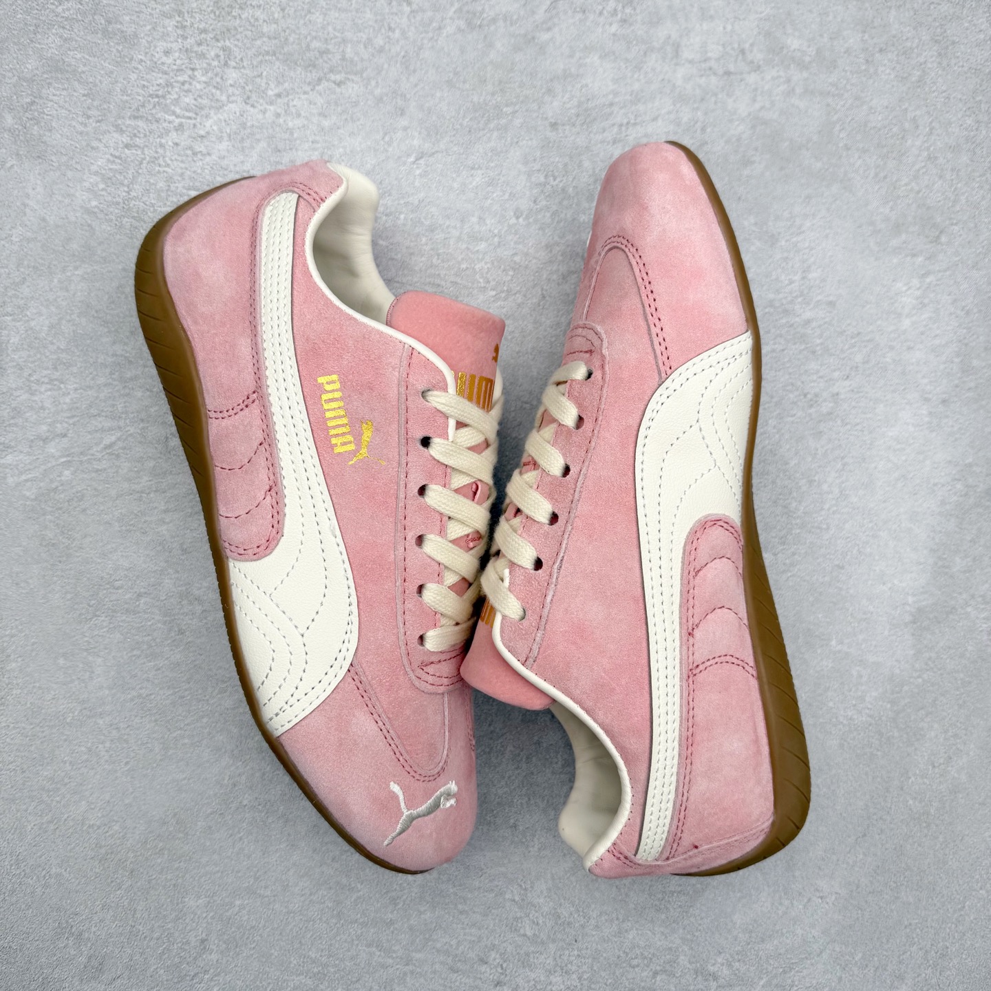 图片[3]-＃TG特价福利 PUMA Speedca OG 彪马极速赛车系列低帮德训风拼接复古百搭休闲运动赛车鞋 鞋款从80、90年代赛车手所穿的防火赛车鞋为原型，鞋身线条模仿了赛车的流线廓形，体现了空气动力学原理的结构。简约流畅的外观，恰好又和贯穿其中的Formstrip Logo融合恰到好处，视觉上细节丰富且协调。本次Speedcat OG鞋款归来，最大看点自然式保留了窄版鞋型以及薄底构造。这两年各品牌鞋底越做越厚，Speedcat反其道而行之，上脚几乎无鞋底的效果带来耳目一新的视觉体验。鞋面依旧是以质感细腻的麂皮材质打造，并且大面积近乎全包裹的使用，复古味道也愈发浓烈。配色上更是将最原始的黑色和红色带回，向F1赛车队的标志性队服致敬。相信让各位一眼种草的更多是出挑的大红色，上脚即可瞬间点亮整体造型，在以球鞋为核心的OOTD中脱颖而出。而另一款黑色则是低调的万金油，彰显新潮个性的同时又不喧宾夺主，也是热爱简约系穿搭朋友的首选。 尺码：35.5 36 37 37.5 38 38.5 39 40 40.5 41 42 42.5 43 44 44.5 45-选品中心