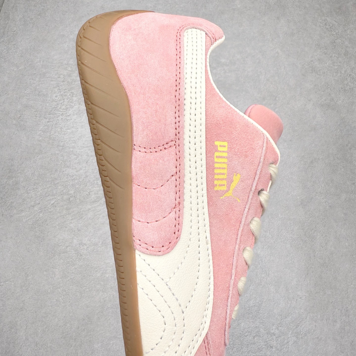 图片[6]-＃TG特价福利 PUMA Speedca OG 彪马极速赛车系列低帮德训风拼接复古百搭休闲运动赛车鞋 鞋款从80、90年代赛车手所穿的防火赛车鞋为原型，鞋身线条模仿了赛车的流线廓形，体现了空气动力学原理的结构。简约流畅的外观，恰好又和贯穿其中的Formstrip Logo融合恰到好处，视觉上细节丰富且协调。本次Speedcat OG鞋款归来，最大看点自然式保留了窄版鞋型以及薄底构造。这两年各品牌鞋底越做越厚，Speedcat反其道而行之，上脚几乎无鞋底的效果带来耳目一新的视觉体验。鞋面依旧是以质感细腻的麂皮材质打造，并且大面积近乎全包裹的使用，复古味道也愈发浓烈。配色上更是将最原始的黑色和红色带回，向F1赛车队的标志性队服致敬。相信让各位一眼种草的更多是出挑的大红色，上脚即可瞬间点亮整体造型，在以球鞋为核心的OOTD中脱颖而出。而另一款黑色则是低调的万金油，彰显新潮个性的同时又不喧宾夺主，也是热爱简约系穿搭朋友的首选。 尺码：35.5 36 37 37.5 38 38.5 39 40 40.5 41 42 42.5 43 44 44.5 45-选品中心