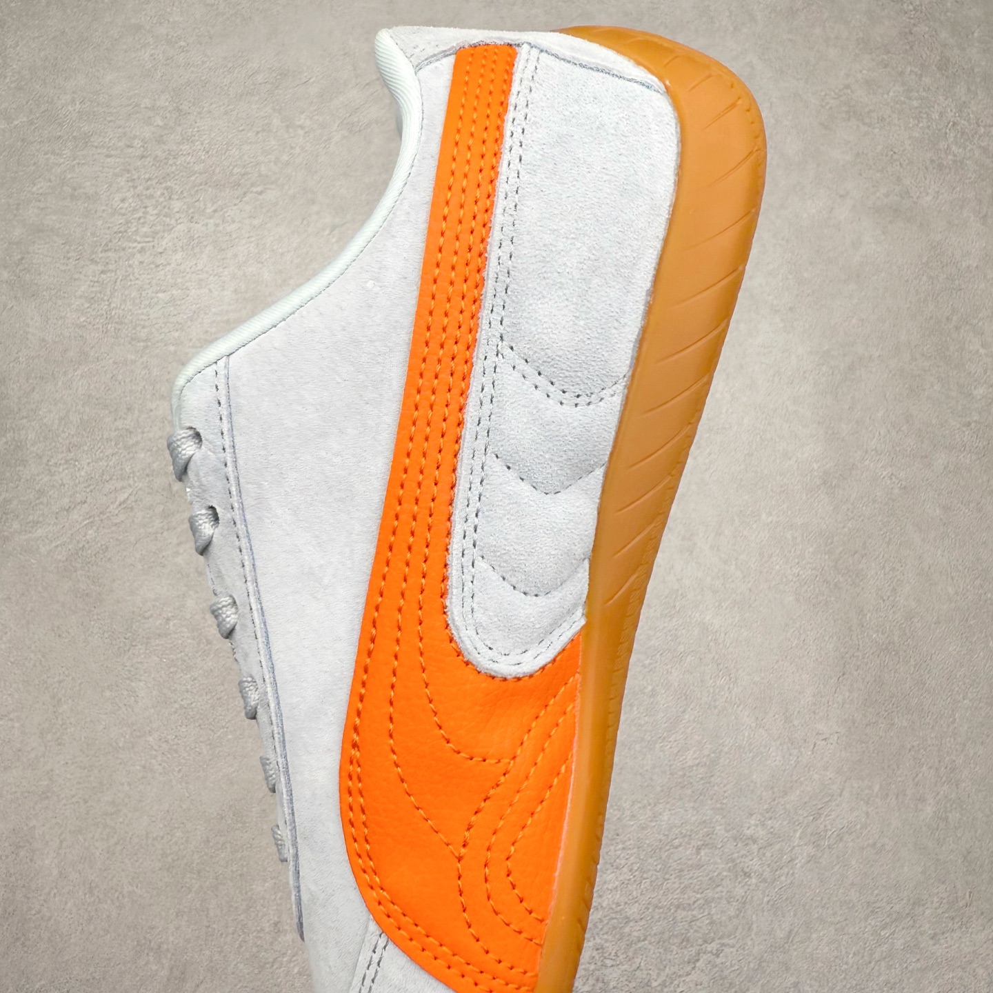 图片[7]-＃TG特价福利 PUMA Speedca OG 彪马极速赛车系列低帮德训风拼接复古百搭休闲运动赛车鞋 鞋款从80、90年代赛车手所穿的防火赛车鞋为原型，鞋身线条模仿了赛车的流线廓形，体现了空气动力学原理的结构。简约流畅的外观，恰好又和贯穿其中的Formstrip Logo融合恰到好处，视觉上细节丰富且协调。本次Speedcat OG鞋款归来，最大看点自然式保留了窄版鞋型以及薄底构造。这两年各品牌鞋底越做越厚，Speedcat反其道而行之，上脚几乎无鞋底的效果带来耳目一新的视觉体验。鞋面依旧是以质感细腻的麂皮材质打造，并且大面积近乎全包裹的使用，复古味道也愈发浓烈。配色上更是将最原始的黑色和红色带回，向F1赛车队的标志性队服致敬。相信让各位一眼种草的更多是出挑的大红色，上脚即可瞬间点亮整体造型，在以球鞋为核心的OOTD中脱颖而出。而另一款黑色则是低调的万金油，彰显新潮个性的同时又不喧宾夺主，也是热爱简约系穿搭朋友的首选。 尺码：35.5 36 37 37.5 38 38.5 39 40 40.5 41 42 42.5 43 44 44.5 45-选品中心