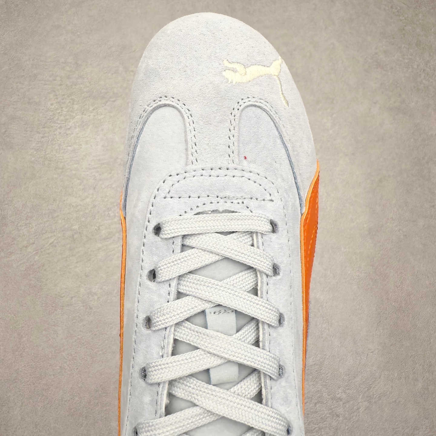 图片[4]-＃TG特价福利 PUMA Speedca OG 彪马极速赛车系列低帮德训风拼接复古百搭休闲运动赛车鞋 鞋款从80、90年代赛车手所穿的防火赛车鞋为原型，鞋身线条模仿了赛车的流线廓形，体现了空气动力学原理的结构。简约流畅的外观，恰好又和贯穿其中的Formstrip Logo融合恰到好处，视觉上细节丰富且协调。本次Speedcat OG鞋款归来，最大看点自然式保留了窄版鞋型以及薄底构造。这两年各品牌鞋底越做越厚，Speedcat反其道而行之，上脚几乎无鞋底的效果带来耳目一新的视觉体验。鞋面依旧是以质感细腻的麂皮材质打造，并且大面积近乎全包裹的使用，复古味道也愈发浓烈。配色上更是将最原始的黑色和红色带回，向F1赛车队的标志性队服致敬。相信让各位一眼种草的更多是出挑的大红色，上脚即可瞬间点亮整体造型，在以球鞋为核心的OOTD中脱颖而出。而另一款黑色则是低调的万金油，彰显新潮个性的同时又不喧宾夺主，也是热爱简约系穿搭朋友的首选。 尺码：35.5 36 37 37.5 38 38.5 39 40 40.5 41 42 42.5 43 44 44.5 45-选品中心