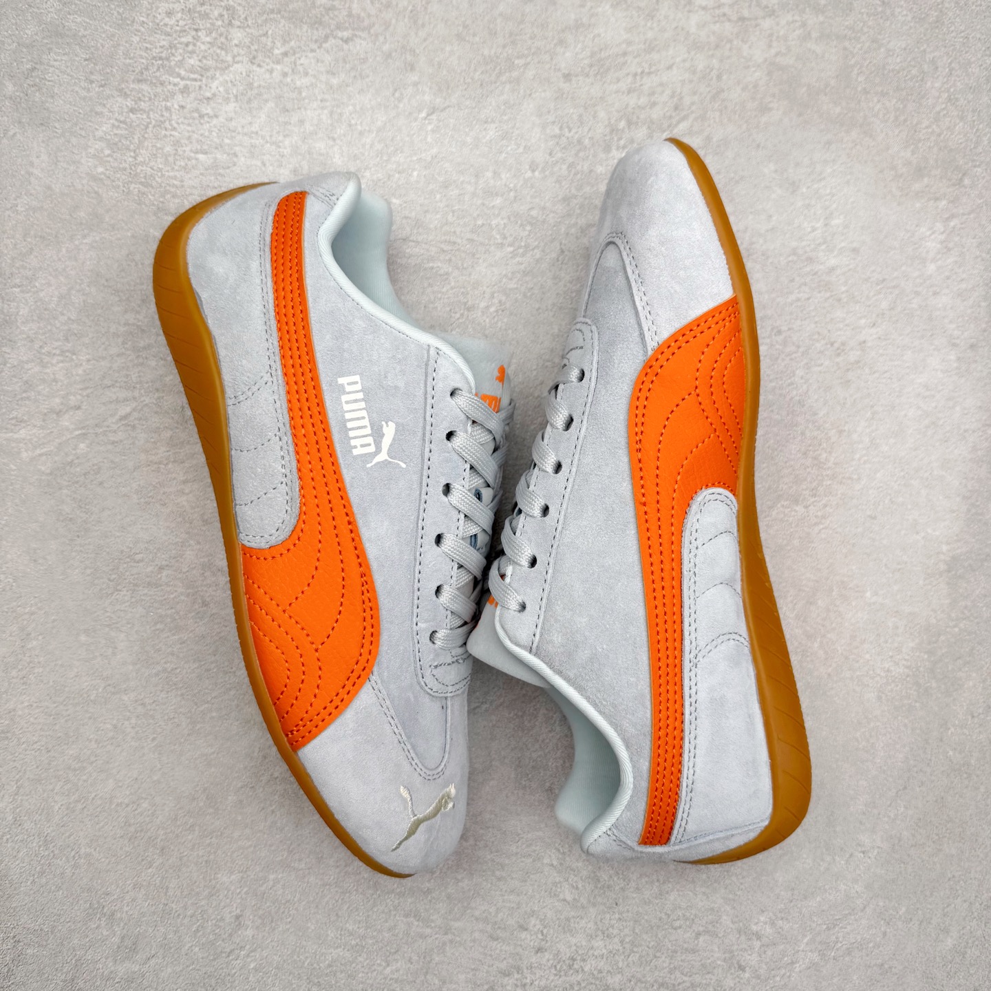 图片[3]-＃TG特价福利 PUMA Speedca OG 彪马极速赛车系列低帮德训风拼接复古百搭休闲运动赛车鞋 鞋款从80、90年代赛车手所穿的防火赛车鞋为原型，鞋身线条模仿了赛车的流线廓形，体现了空气动力学原理的结构。简约流畅的外观，恰好又和贯穿其中的Formstrip Logo融合恰到好处，视觉上细节丰富且协调。本次Speedcat OG鞋款归来，最大看点自然式保留了窄版鞋型以及薄底构造。这两年各品牌鞋底越做越厚，Speedcat反其道而行之，上脚几乎无鞋底的效果带来耳目一新的视觉体验。鞋面依旧是以质感细腻的麂皮材质打造，并且大面积近乎全包裹的使用，复古味道也愈发浓烈。配色上更是将最原始的黑色和红色带回，向F1赛车队的标志性队服致敬。相信让各位一眼种草的更多是出挑的大红色，上脚即可瞬间点亮整体造型，在以球鞋为核心的OOTD中脱颖而出。而另一款黑色则是低调的万金油，彰显新潮个性的同时又不喧宾夺主，也是热爱简约系穿搭朋友的首选。 尺码：35.5 36 37 37.5 38 38.5 39 40 40.5 41 42 42.5 43 44 44.5 45-选品中心