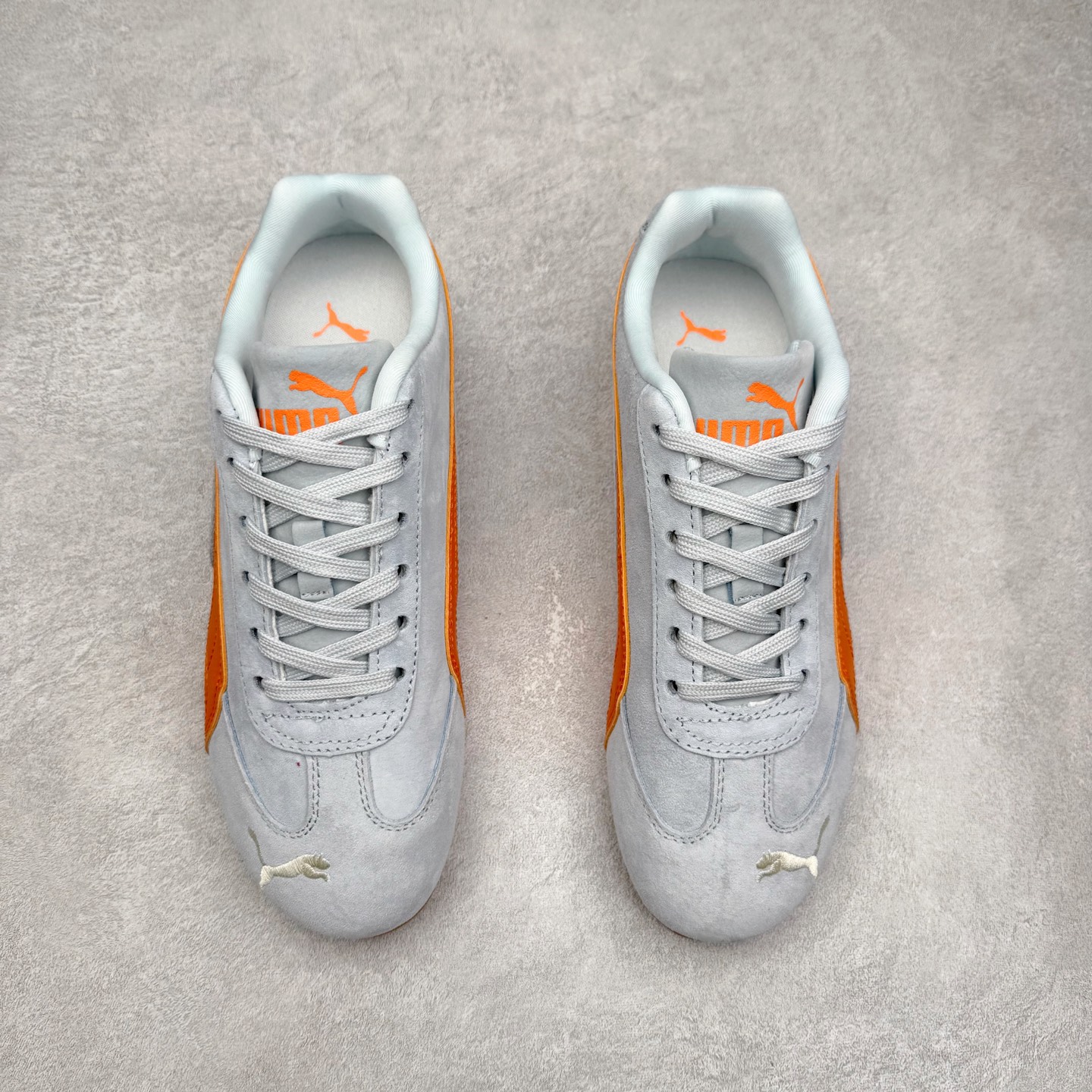 图片[2]-＃TG特价福利 PUMA Speedca OG 彪马极速赛车系列低帮德训风拼接复古百搭休闲运动赛车鞋 鞋款从80、90年代赛车手所穿的防火赛车鞋为原型，鞋身线条模仿了赛车的流线廓形，体现了空气动力学原理的结构。简约流畅的外观，恰好又和贯穿其中的Formstrip Logo融合恰到好处，视觉上细节丰富且协调。本次Speedcat OG鞋款归来，最大看点自然式保留了窄版鞋型以及薄底构造。这两年各品牌鞋底越做越厚，Speedcat反其道而行之，上脚几乎无鞋底的效果带来耳目一新的视觉体验。鞋面依旧是以质感细腻的麂皮材质打造，并且大面积近乎全包裹的使用，复古味道也愈发浓烈。配色上更是将最原始的黑色和红色带回，向F1赛车队的标志性队服致敬。相信让各位一眼种草的更多是出挑的大红色，上脚即可瞬间点亮整体造型，在以球鞋为核心的OOTD中脱颖而出。而另一款黑色则是低调的万金油，彰显新潮个性的同时又不喧宾夺主，也是热爱简约系穿搭朋友的首选。 尺码：35.5 36 37 37.5 38 38.5 39 40 40.5 41 42 42.5 43 44 44.5 45-选品中心