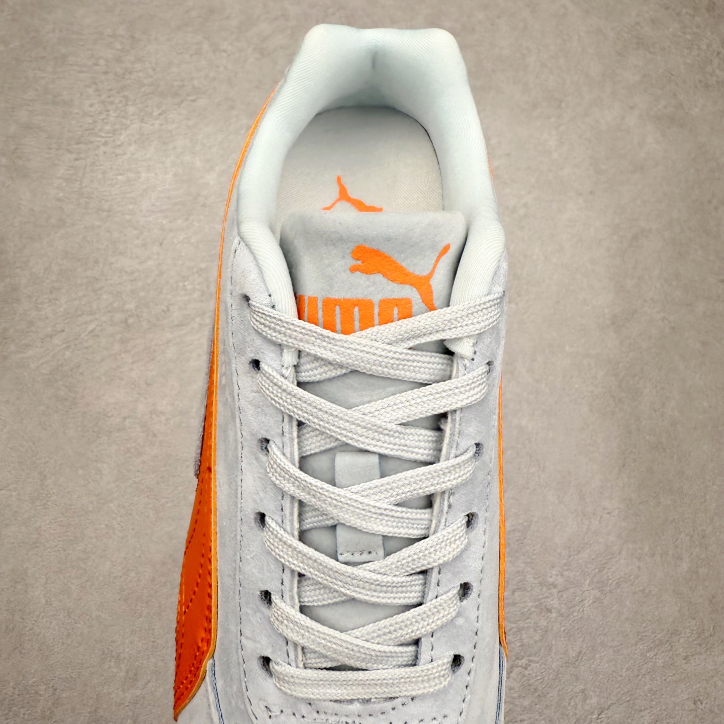 图片[5]-＃TG特价福利 PUMA Speedca OG 彪马极速赛车系列低帮德训风拼接复古百搭休闲运动赛车鞋 鞋款从80、90年代赛车手所穿的防火赛车鞋为原型，鞋身线条模仿了赛车的流线廓形，体现了空气动力学原理的结构。简约流畅的外观，恰好又和贯穿其中的Formstrip Logo融合恰到好处，视觉上细节丰富且协调。本次Speedcat OG鞋款归来，最大看点自然式保留了窄版鞋型以及薄底构造。这两年各品牌鞋底越做越厚，Speedcat反其道而行之，上脚几乎无鞋底的效果带来耳目一新的视觉体验。鞋面依旧是以质感细腻的麂皮材质打造，并且大面积近乎全包裹的使用，复古味道也愈发浓烈。配色上更是将最原始的黑色和红色带回，向F1赛车队的标志性队服致敬。相信让各位一眼种草的更多是出挑的大红色，上脚即可瞬间点亮整体造型，在以球鞋为核心的OOTD中脱颖而出。而另一款黑色则是低调的万金油，彰显新潮个性的同时又不喧宾夺主，也是热爱简约系穿搭朋友的首选。 尺码：35.5 36 37 37.5 38 38.5 39 40 40.5 41 42 42.5 43 44 44.5 45-选品中心