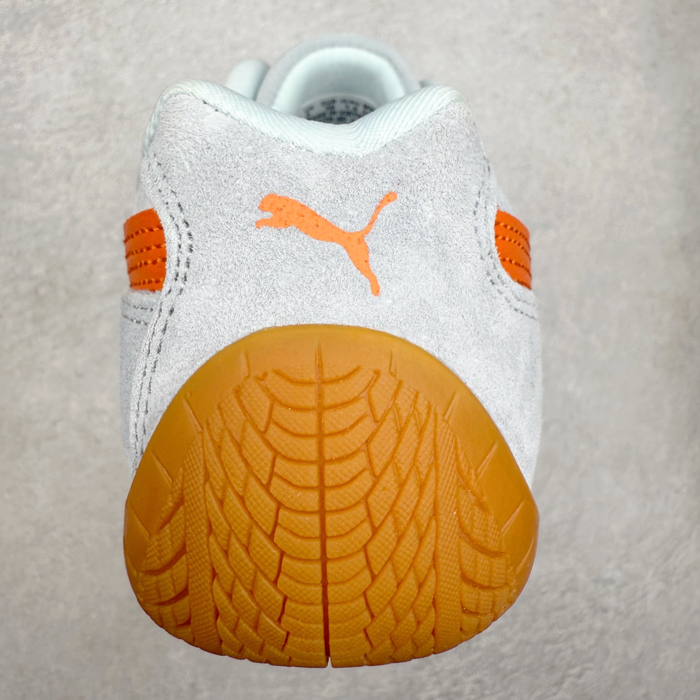 图片[8]-＃TG特价福利 PUMA Speedca OG 彪马极速赛车系列低帮德训风拼接复古百搭休闲运动赛车鞋 鞋款从80、90年代赛车手所穿的防火赛车鞋为原型，鞋身线条模仿了赛车的流线廓形，体现了空气动力学原理的结构。简约流畅的外观，恰好又和贯穿其中的Formstrip Logo融合恰到好处，视觉上细节丰富且协调。本次Speedcat OG鞋款归来，最大看点自然式保留了窄版鞋型以及薄底构造。这两年各品牌鞋底越做越厚，Speedcat反其道而行之，上脚几乎无鞋底的效果带来耳目一新的视觉体验。鞋面依旧是以质感细腻的麂皮材质打造，并且大面积近乎全包裹的使用，复古味道也愈发浓烈。配色上更是将最原始的黑色和红色带回，向F1赛车队的标志性队服致敬。相信让各位一眼种草的更多是出挑的大红色，上脚即可瞬间点亮整体造型，在以球鞋为核心的OOTD中脱颖而出。而另一款黑色则是低调的万金油，彰显新潮个性的同时又不喧宾夺主，也是热爱简约系穿搭朋友的首选。 尺码：35.5 36 37 37.5 38 38.5 39 40 40.5 41 42 42.5 43 44 44.5 45-选品中心