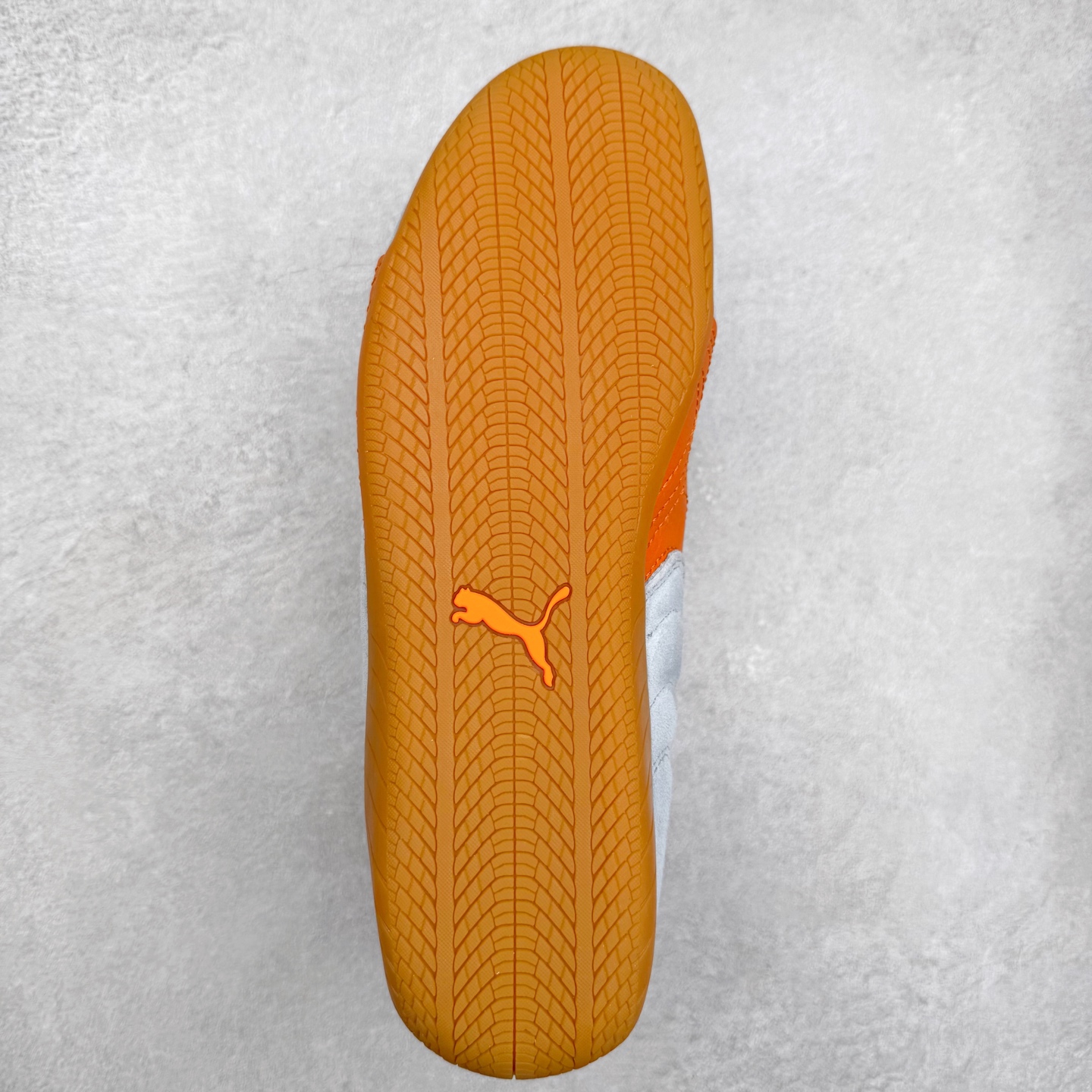 图片[9]-＃TG特价福利 PUMA Speedca OG 彪马极速赛车系列低帮德训风拼接复古百搭休闲运动赛车鞋 鞋款从80、90年代赛车手所穿的防火赛车鞋为原型，鞋身线条模仿了赛车的流线廓形，体现了空气动力学原理的结构。简约流畅的外观，恰好又和贯穿其中的Formstrip Logo融合恰到好处，视觉上细节丰富且协调。本次Speedcat OG鞋款归来，最大看点自然式保留了窄版鞋型以及薄底构造。这两年各品牌鞋底越做越厚，Speedcat反其道而行之，上脚几乎无鞋底的效果带来耳目一新的视觉体验。鞋面依旧是以质感细腻的麂皮材质打造，并且大面积近乎全包裹的使用，复古味道也愈发浓烈。配色上更是将最原始的黑色和红色带回，向F1赛车队的标志性队服致敬。相信让各位一眼种草的更多是出挑的大红色，上脚即可瞬间点亮整体造型，在以球鞋为核心的OOTD中脱颖而出。而另一款黑色则是低调的万金油，彰显新潮个性的同时又不喧宾夺主，也是热爱简约系穿搭朋友的首选。 尺码：35.5 36 37 37.5 38 38.5 39 40 40.5 41 42 42.5 43 44 44.5 45-选品中心