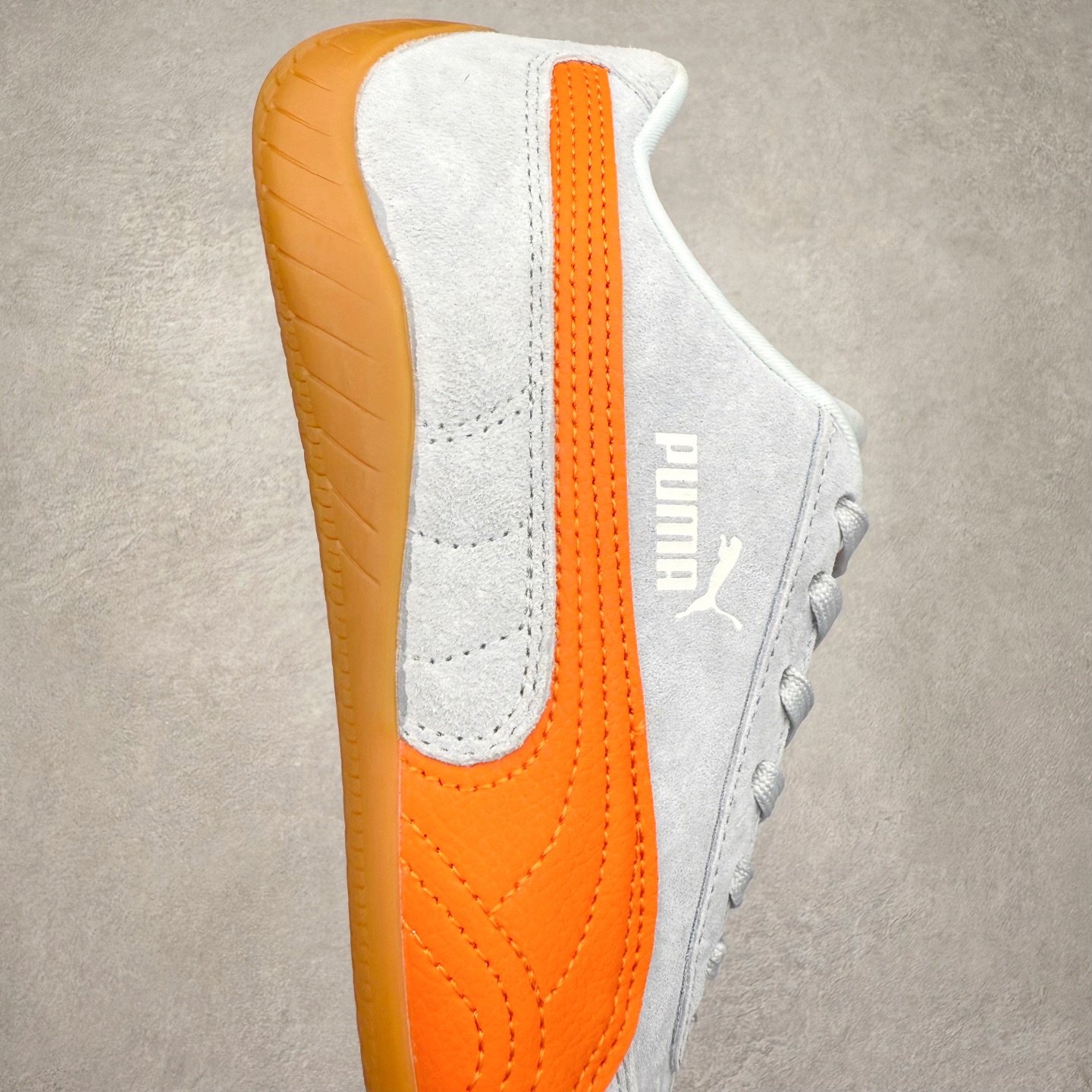 图片[6]-＃TG特价福利 PUMA Speedca OG 彪马极速赛车系列低帮德训风拼接复古百搭休闲运动赛车鞋 鞋款从80、90年代赛车手所穿的防火赛车鞋为原型，鞋身线条模仿了赛车的流线廓形，体现了空气动力学原理的结构。简约流畅的外观，恰好又和贯穿其中的Formstrip Logo融合恰到好处，视觉上细节丰富且协调。本次Speedcat OG鞋款归来，最大看点自然式保留了窄版鞋型以及薄底构造。这两年各品牌鞋底越做越厚，Speedcat反其道而行之，上脚几乎无鞋底的效果带来耳目一新的视觉体验。鞋面依旧是以质感细腻的麂皮材质打造，并且大面积近乎全包裹的使用，复古味道也愈发浓烈。配色上更是将最原始的黑色和红色带回，向F1赛车队的标志性队服致敬。相信让各位一眼种草的更多是出挑的大红色，上脚即可瞬间点亮整体造型，在以球鞋为核心的OOTD中脱颖而出。而另一款黑色则是低调的万金油，彰显新潮个性的同时又不喧宾夺主，也是热爱简约系穿搭朋友的首选。 尺码：35.5 36 37 37.5 38 38.5 39 40 40.5 41 42 42.5 43 44 44.5 45-选品中心