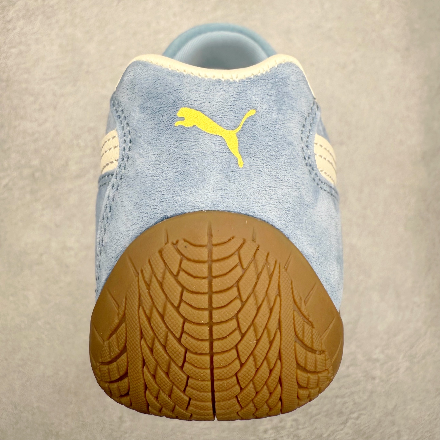 图片[8]-＃TG特价福利 PUMA Speedca OG 彪马极速赛车系列低帮德训风拼接复古百搭休闲运动赛车鞋 鞋款从80、90年代赛车手所穿的防火赛车鞋为原型，鞋身线条模仿了赛车的流线廓形，体现了空气动力学原理的结构。简约流畅的外观，恰好又和贯穿其中的Formstrip Logo融合恰到好处，视觉上细节丰富且协调。本次Speedcat OG鞋款归来，最大看点自然式保留了窄版鞋型以及薄底构造。这两年各品牌鞋底越做越厚，Speedcat反其道而行之，上脚几乎无鞋底的效果带来耳目一新的视觉体验。鞋面依旧是以质感细腻的麂皮材质打造，并且大面积近乎全包裹的使用，复古味道也愈发浓烈。配色上更是将最原始的黑色和红色带回，向F1赛车队的标志性队服致敬。相信让各位一眼种草的更多是出挑的大红色，上脚即可瞬间点亮整体造型，在以球鞋为核心的OOTD中脱颖而出。而另一款黑色则是低调的万金油，彰显新潮个性的同时又不喧宾夺主，也是热爱简约系穿搭朋友的首选。 尺码：35.5 36 37 37.5 38 38.5 39 40 40.5 41 42 42.5 43 44 44.5 45-选品中心