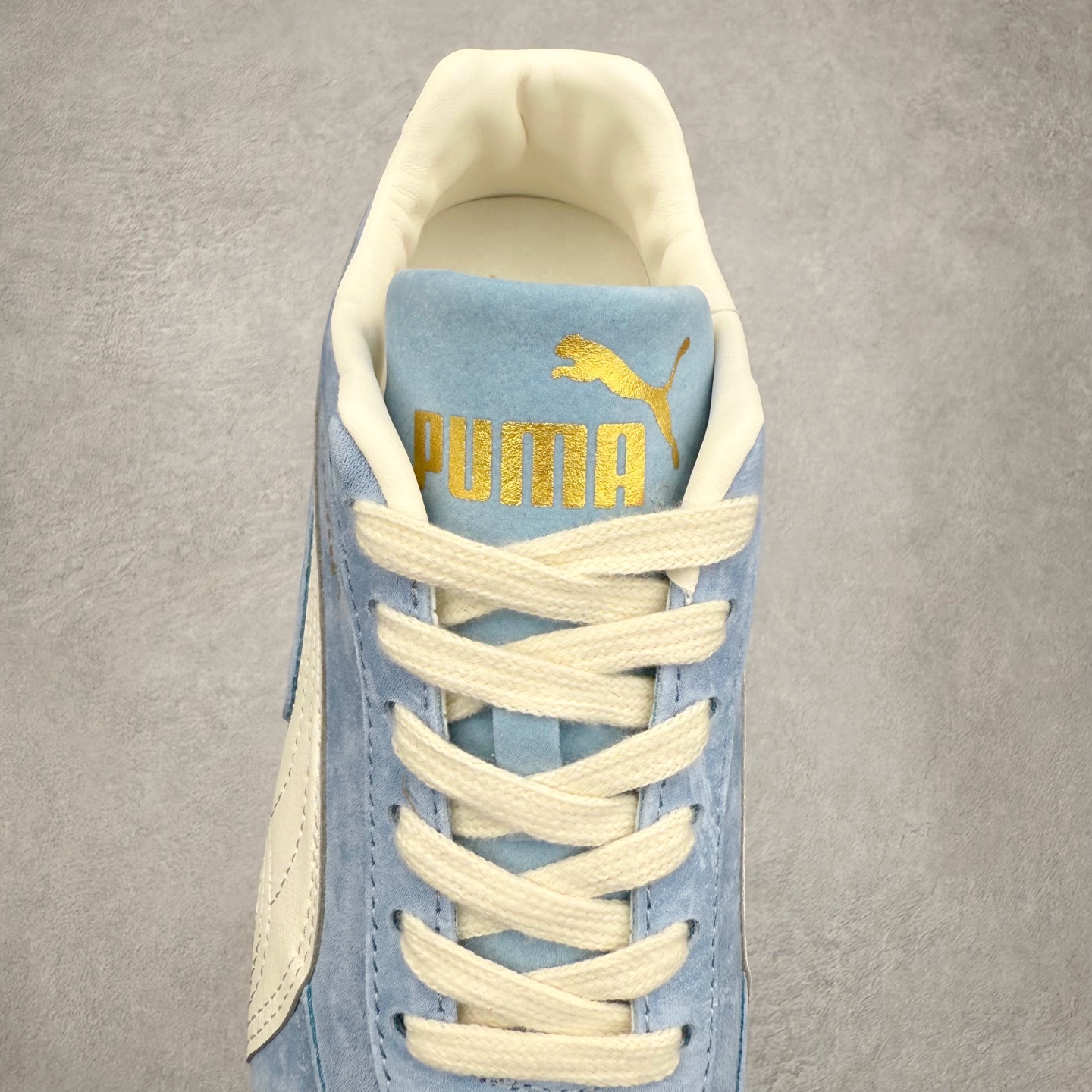 图片[5]-＃TG特价福利 PUMA Speedca OG 彪马极速赛车系列低帮德训风拼接复古百搭休闲运动赛车鞋 鞋款从80、90年代赛车手所穿的防火赛车鞋为原型，鞋身线条模仿了赛车的流线廓形，体现了空气动力学原理的结构。简约流畅的外观，恰好又和贯穿其中的Formstrip Logo融合恰到好处，视觉上细节丰富且协调。本次Speedcat OG鞋款归来，最大看点自然式保留了窄版鞋型以及薄底构造。这两年各品牌鞋底越做越厚，Speedcat反其道而行之，上脚几乎无鞋底的效果带来耳目一新的视觉体验。鞋面依旧是以质感细腻的麂皮材质打造，并且大面积近乎全包裹的使用，复古味道也愈发浓烈。配色上更是将最原始的黑色和红色带回，向F1赛车队的标志性队服致敬。相信让各位一眼种草的更多是出挑的大红色，上脚即可瞬间点亮整体造型，在以球鞋为核心的OOTD中脱颖而出。而另一款黑色则是低调的万金油，彰显新潮个性的同时又不喧宾夺主，也是热爱简约系穿搭朋友的首选。 尺码：35.5 36 37 37.5 38 38.5 39 40 40.5 41 42 42.5 43 44 44.5 45-选品中心