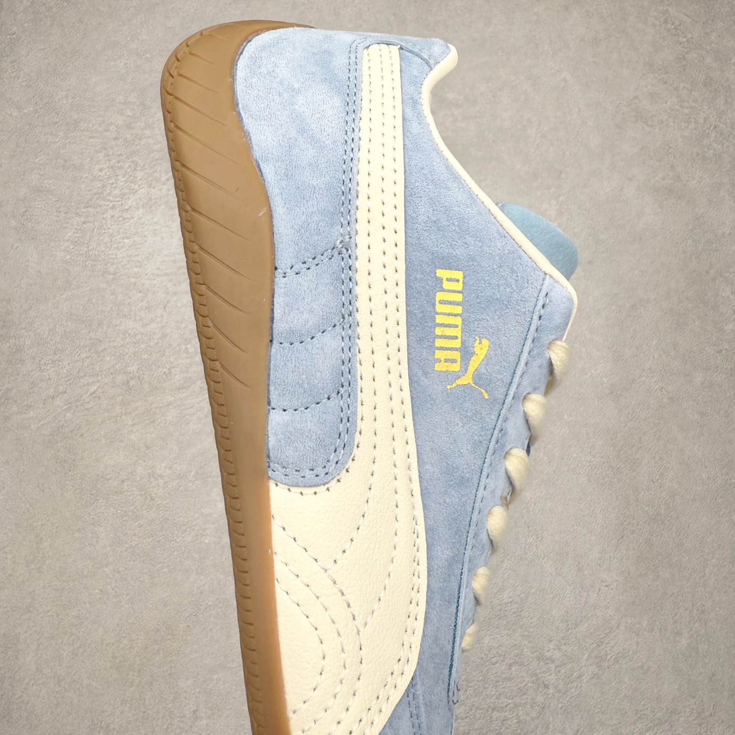 图片[6]-＃TG特价福利 PUMA Speedca OG 彪马极速赛车系列低帮德训风拼接复古百搭休闲运动赛车鞋 鞋款从80、90年代赛车手所穿的防火赛车鞋为原型，鞋身线条模仿了赛车的流线廓形，体现了空气动力学原理的结构。简约流畅的外观，恰好又和贯穿其中的Formstrip Logo融合恰到好处，视觉上细节丰富且协调。本次Speedcat OG鞋款归来，最大看点自然式保留了窄版鞋型以及薄底构造。这两年各品牌鞋底越做越厚，Speedcat反其道而行之，上脚几乎无鞋底的效果带来耳目一新的视觉体验。鞋面依旧是以质感细腻的麂皮材质打造，并且大面积近乎全包裹的使用，复古味道也愈发浓烈。配色上更是将最原始的黑色和红色带回，向F1赛车队的标志性队服致敬。相信让各位一眼种草的更多是出挑的大红色，上脚即可瞬间点亮整体造型，在以球鞋为核心的OOTD中脱颖而出。而另一款黑色则是低调的万金油，彰显新潮个性的同时又不喧宾夺主，也是热爱简约系穿搭朋友的首选。 尺码：35.5 36 37 37.5 38 38.5 39 40 40.5 41 42 42.5 43 44 44.5 45-选品中心