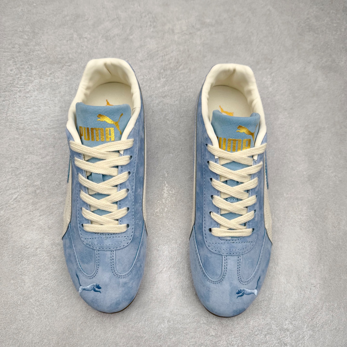 图片[2]-＃TG特价福利 PUMA Speedca OG 彪马极速赛车系列低帮德训风拼接复古百搭休闲运动赛车鞋 鞋款从80、90年代赛车手所穿的防火赛车鞋为原型，鞋身线条模仿了赛车的流线廓形，体现了空气动力学原理的结构。简约流畅的外观，恰好又和贯穿其中的Formstrip Logo融合恰到好处，视觉上细节丰富且协调。本次Speedcat OG鞋款归来，最大看点自然式保留了窄版鞋型以及薄底构造。这两年各品牌鞋底越做越厚，Speedcat反其道而行之，上脚几乎无鞋底的效果带来耳目一新的视觉体验。鞋面依旧是以质感细腻的麂皮材质打造，并且大面积近乎全包裹的使用，复古味道也愈发浓烈。配色上更是将最原始的黑色和红色带回，向F1赛车队的标志性队服致敬。相信让各位一眼种草的更多是出挑的大红色，上脚即可瞬间点亮整体造型，在以球鞋为核心的OOTD中脱颖而出。而另一款黑色则是低调的万金油，彰显新潮个性的同时又不喧宾夺主，也是热爱简约系穿搭朋友的首选。 尺码：35.5 36 37 37.5 38 38.5 39 40 40.5 41 42 42.5 43 44 44.5 45-选品中心