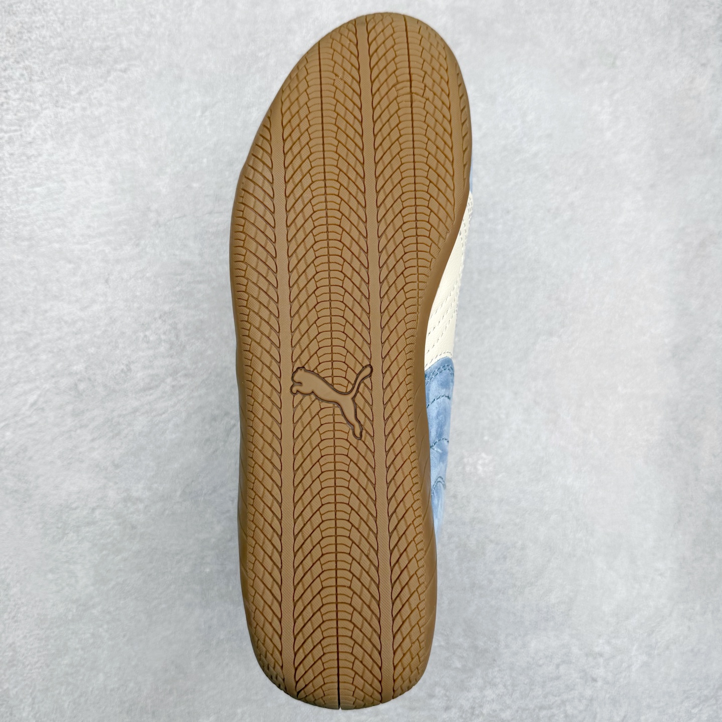 图片[9]-＃TG特价福利 PUMA Speedca OG 彪马极速赛车系列低帮德训风拼接复古百搭休闲运动赛车鞋 鞋款从80、90年代赛车手所穿的防火赛车鞋为原型，鞋身线条模仿了赛车的流线廓形，体现了空气动力学原理的结构。简约流畅的外观，恰好又和贯穿其中的Formstrip Logo融合恰到好处，视觉上细节丰富且协调。本次Speedcat OG鞋款归来，最大看点自然式保留了窄版鞋型以及薄底构造。这两年各品牌鞋底越做越厚，Speedcat反其道而行之，上脚几乎无鞋底的效果带来耳目一新的视觉体验。鞋面依旧是以质感细腻的麂皮材质打造，并且大面积近乎全包裹的使用，复古味道也愈发浓烈。配色上更是将最原始的黑色和红色带回，向F1赛车队的标志性队服致敬。相信让各位一眼种草的更多是出挑的大红色，上脚即可瞬间点亮整体造型，在以球鞋为核心的OOTD中脱颖而出。而另一款黑色则是低调的万金油，彰显新潮个性的同时又不喧宾夺主，也是热爱简约系穿搭朋友的首选。 尺码：35.5 36 37 37.5 38 38.5 39 40 40.5 41 42 42.5 43 44 44.5 45-选品中心