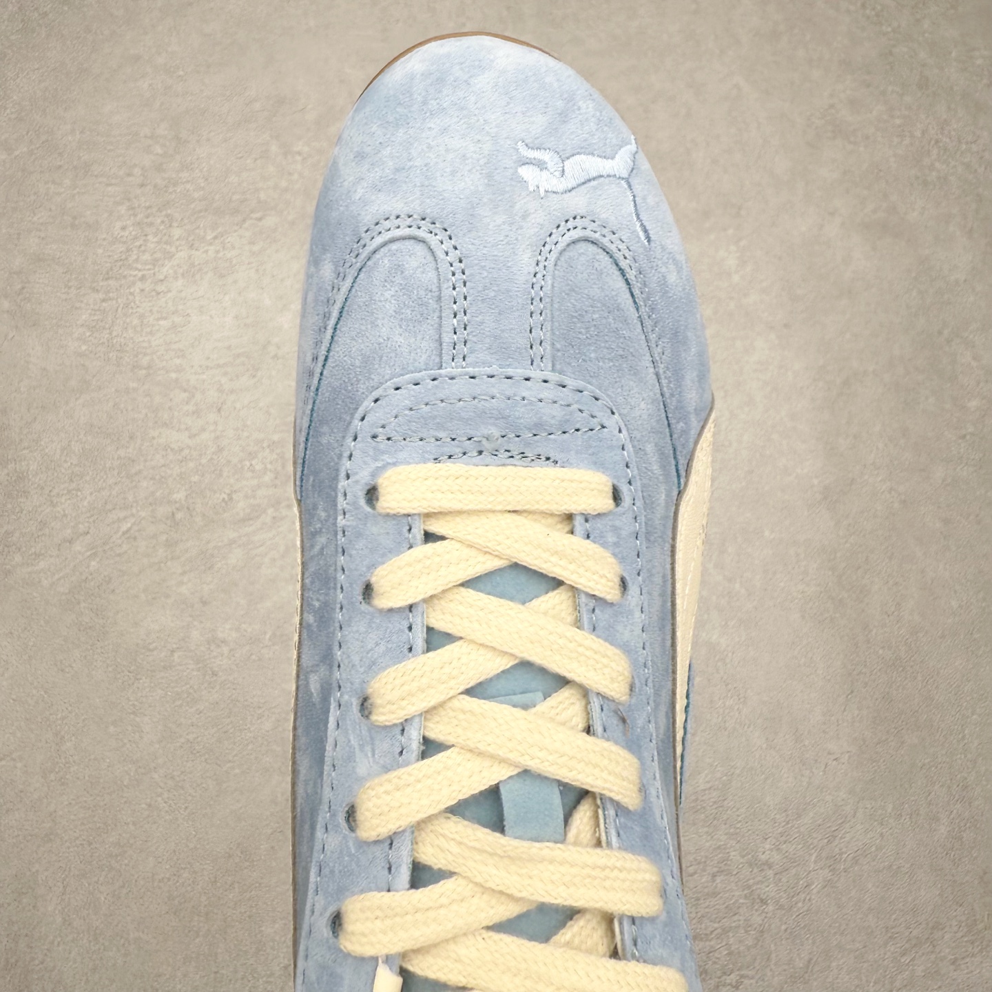 图片[4]-＃TG特价福利 PUMA Speedca OG 彪马极速赛车系列低帮德训风拼接复古百搭休闲运动赛车鞋 鞋款从80、90年代赛车手所穿的防火赛车鞋为原型，鞋身线条模仿了赛车的流线廓形，体现了空气动力学原理的结构。简约流畅的外观，恰好又和贯穿其中的Formstrip Logo融合恰到好处，视觉上细节丰富且协调。本次Speedcat OG鞋款归来，最大看点自然式保留了窄版鞋型以及薄底构造。这两年各品牌鞋底越做越厚，Speedcat反其道而行之，上脚几乎无鞋底的效果带来耳目一新的视觉体验。鞋面依旧是以质感细腻的麂皮材质打造，并且大面积近乎全包裹的使用，复古味道也愈发浓烈。配色上更是将最原始的黑色和红色带回，向F1赛车队的标志性队服致敬。相信让各位一眼种草的更多是出挑的大红色，上脚即可瞬间点亮整体造型，在以球鞋为核心的OOTD中脱颖而出。而另一款黑色则是低调的万金油，彰显新潮个性的同时又不喧宾夺主，也是热爱简约系穿搭朋友的首选。 尺码：35.5 36 37 37.5 38 38.5 39 40 40.5 41 42 42.5 43 44 44.5 45-选品中心