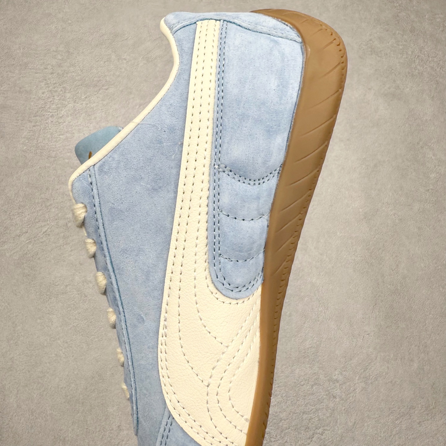 图片[7]-＃TG特价福利 PUMA Speedca OG 彪马极速赛车系列低帮德训风拼接复古百搭休闲运动赛车鞋 鞋款从80、90年代赛车手所穿的防火赛车鞋为原型，鞋身线条模仿了赛车的流线廓形，体现了空气动力学原理的结构。简约流畅的外观，恰好又和贯穿其中的Formstrip Logo融合恰到好处，视觉上细节丰富且协调。本次Speedcat OG鞋款归来，最大看点自然式保留了窄版鞋型以及薄底构造。这两年各品牌鞋底越做越厚，Speedcat反其道而行之，上脚几乎无鞋底的效果带来耳目一新的视觉体验。鞋面依旧是以质感细腻的麂皮材质打造，并且大面积近乎全包裹的使用，复古味道也愈发浓烈。配色上更是将最原始的黑色和红色带回，向F1赛车队的标志性队服致敬。相信让各位一眼种草的更多是出挑的大红色，上脚即可瞬间点亮整体造型，在以球鞋为核心的OOTD中脱颖而出。而另一款黑色则是低调的万金油，彰显新潮个性的同时又不喧宾夺主，也是热爱简约系穿搭朋友的首选。 尺码：35.5 36 37 37.5 38 38.5 39 40 40.5 41 42 42.5 43 44 44.5 45-选品中心