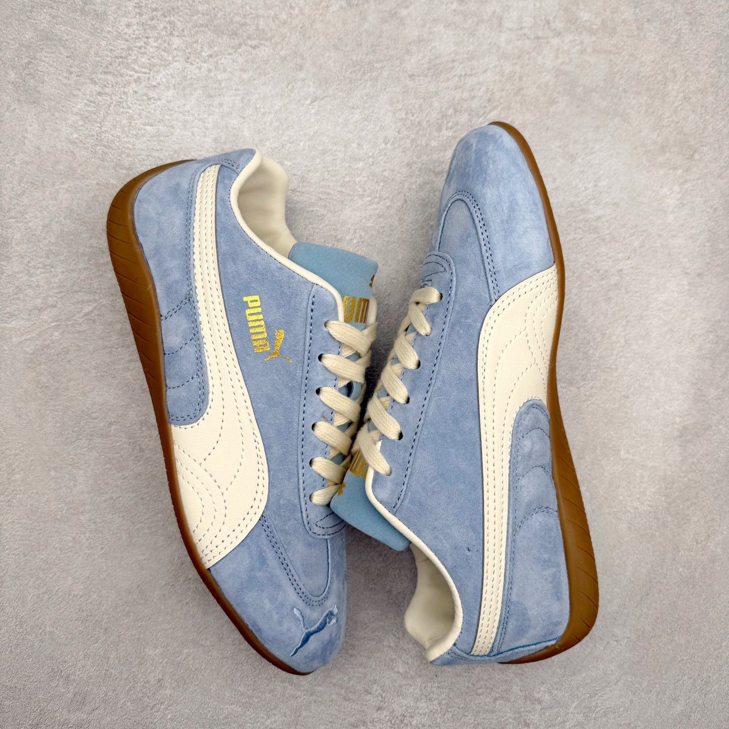 图片[3]-＃TG特价福利 PUMA Speedca OG 彪马极速赛车系列低帮德训风拼接复古百搭休闲运动赛车鞋 鞋款从80、90年代赛车手所穿的防火赛车鞋为原型，鞋身线条模仿了赛车的流线廓形，体现了空气动力学原理的结构。简约流畅的外观，恰好又和贯穿其中的Formstrip Logo融合恰到好处，视觉上细节丰富且协调。本次Speedcat OG鞋款归来，最大看点自然式保留了窄版鞋型以及薄底构造。这两年各品牌鞋底越做越厚，Speedcat反其道而行之，上脚几乎无鞋底的效果带来耳目一新的视觉体验。鞋面依旧是以质感细腻的麂皮材质打造，并且大面积近乎全包裹的使用，复古味道也愈发浓烈。配色上更是将最原始的黑色和红色带回，向F1赛车队的标志性队服致敬。相信让各位一眼种草的更多是出挑的大红色，上脚即可瞬间点亮整体造型，在以球鞋为核心的OOTD中脱颖而出。而另一款黑色则是低调的万金油，彰显新潮个性的同时又不喧宾夺主，也是热爱简约系穿搭朋友的首选。 尺码：35.5 36 37 37.5 38 38.5 39 40 40.5 41 42 42.5 43 44 44.5 45-选品中心