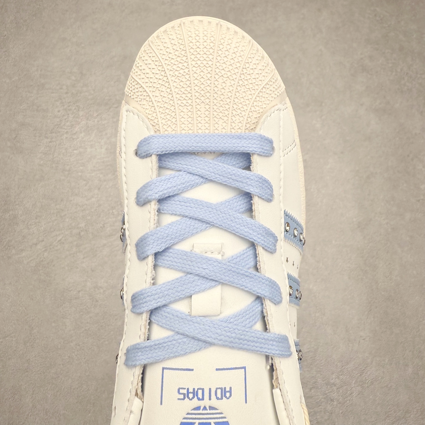 图片[4]-AD Originals Superstar 经典复古贝壳头板鞋 JR4506 诞生于1969年 是第一双将全皮面鞋 身与橡胶鞋头结合在一起的低帮篮球鞋 Superstar最开始 是作为高帮篮球鞋Pro Model的低帮版本而出现的 但因为其独特和醒目的橡胶鞋头造型而让大家熟知 被大家形象地称为\\\”shelltoe\\\”贝壳头 在70年代的美国职业篮球场上 接近3/4的NBA球员都将这双Superstar作为场上用鞋 80年代之后 经过不断的改良和发展 Superstar逐渐成为横跨时装、音乐、街头文化、休闲和运动等各大领域的时尚潮鞋 尺码：36 36.5 37 38 38.5 39 40 40.5 41 42 42.5 43 44 44.5 45-选品中心