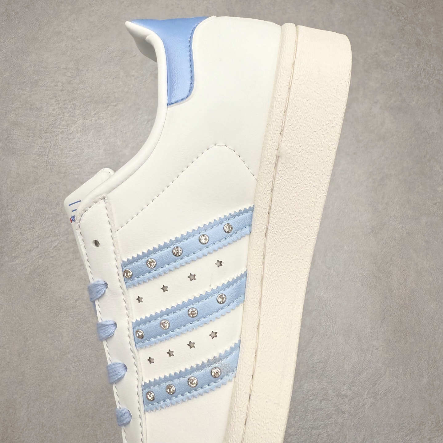 图片[7]-AD Originals Superstar 经典复古贝壳头板鞋 JR4506 诞生于1969年 是第一双将全皮面鞋 身与橡胶鞋头结合在一起的低帮篮球鞋 Superstar最开始 是作为高帮篮球鞋Pro Model的低帮版本而出现的 但因为其独特和醒目的橡胶鞋头造型而让大家熟知 被大家形象地称为\\\”shelltoe\\\”贝壳头 在70年代的美国职业篮球场上 接近3/4的NBA球员都将这双Superstar作为场上用鞋 80年代之后 经过不断的改良和发展 Superstar逐渐成为横跨时装、音乐、街头文化、休闲和运动等各大领域的时尚潮鞋 尺码：36 36.5 37 38 38.5 39 40 40.5 41 42 42.5 43 44 44.5 45-选品中心