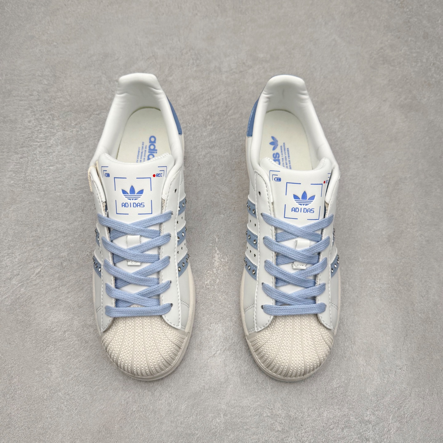 图片[2]-AD Originals Superstar 经典复古贝壳头板鞋 JR4506 诞生于1969年 是第一双将全皮面鞋 身与橡胶鞋头结合在一起的低帮篮球鞋 Superstar最开始 是作为高帮篮球鞋Pro Model的低帮版本而出现的 但因为其独特和醒目的橡胶鞋头造型而让大家熟知 被大家形象地称为\\\”shelltoe\\\”贝壳头 在70年代的美国职业篮球场上 接近3/4的NBA球员都将这双Superstar作为场上用鞋 80年代之后 经过不断的改良和发展 Superstar逐渐成为横跨时装、音乐、街头文化、休闲和运动等各大领域的时尚潮鞋 尺码：36 36.5 37 38 38.5 39 40 40.5 41 42 42.5 43 44 44.5 45-选品中心