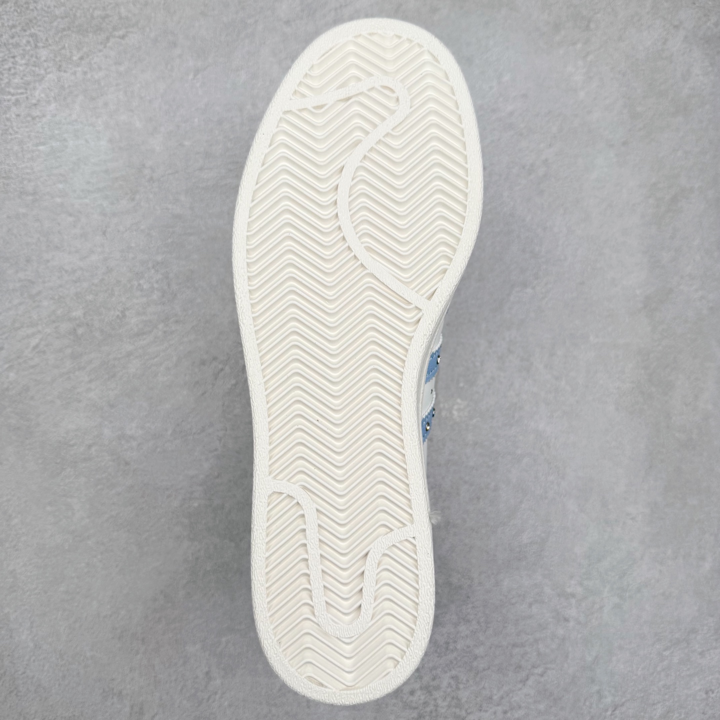 图片[9]-AD Originals Superstar 经典复古贝壳头板鞋 JR4506 诞生于1969年 是第一双将全皮面鞋 身与橡胶鞋头结合在一起的低帮篮球鞋 Superstar最开始 是作为高帮篮球鞋Pro Model的低帮版本而出现的 但因为其独特和醒目的橡胶鞋头造型而让大家熟知 被大家形象地称为\\\”shelltoe\\\”贝壳头 在70年代的美国职业篮球场上 接近3/4的NBA球员都将这双Superstar作为场上用鞋 80年代之后 经过不断的改良和发展 Superstar逐渐成为横跨时装、音乐、街头文化、休闲和运动等各大领域的时尚潮鞋 尺码：36 36.5 37 38 38.5 39 40 40.5 41 42 42.5 43 44 44.5 45-选品中心