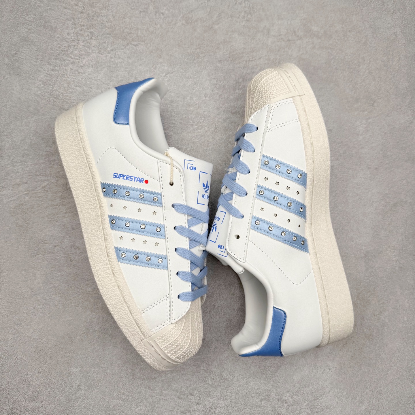 图片[3]-AD Originals Superstar 经典复古贝壳头板鞋 JR4506 诞生于1969年 是第一双将全皮面鞋 身与橡胶鞋头结合在一起的低帮篮球鞋 Superstar最开始 是作为高帮篮球鞋Pro Model的低帮版本而出现的 但因为其独特和醒目的橡胶鞋头造型而让大家熟知 被大家形象地称为\\\”shelltoe\\\”贝壳头 在70年代的美国职业篮球场上 接近3/4的NBA球员都将这双Superstar作为场上用鞋 80年代之后 经过不断的改良和发展 Superstar逐渐成为横跨时装、音乐、街头文化、休闲和运动等各大领域的时尚潮鞋 尺码：36 36.5 37 38 38.5 39 40 40.5 41 42 42.5 43 44 44.5 45-选品中心