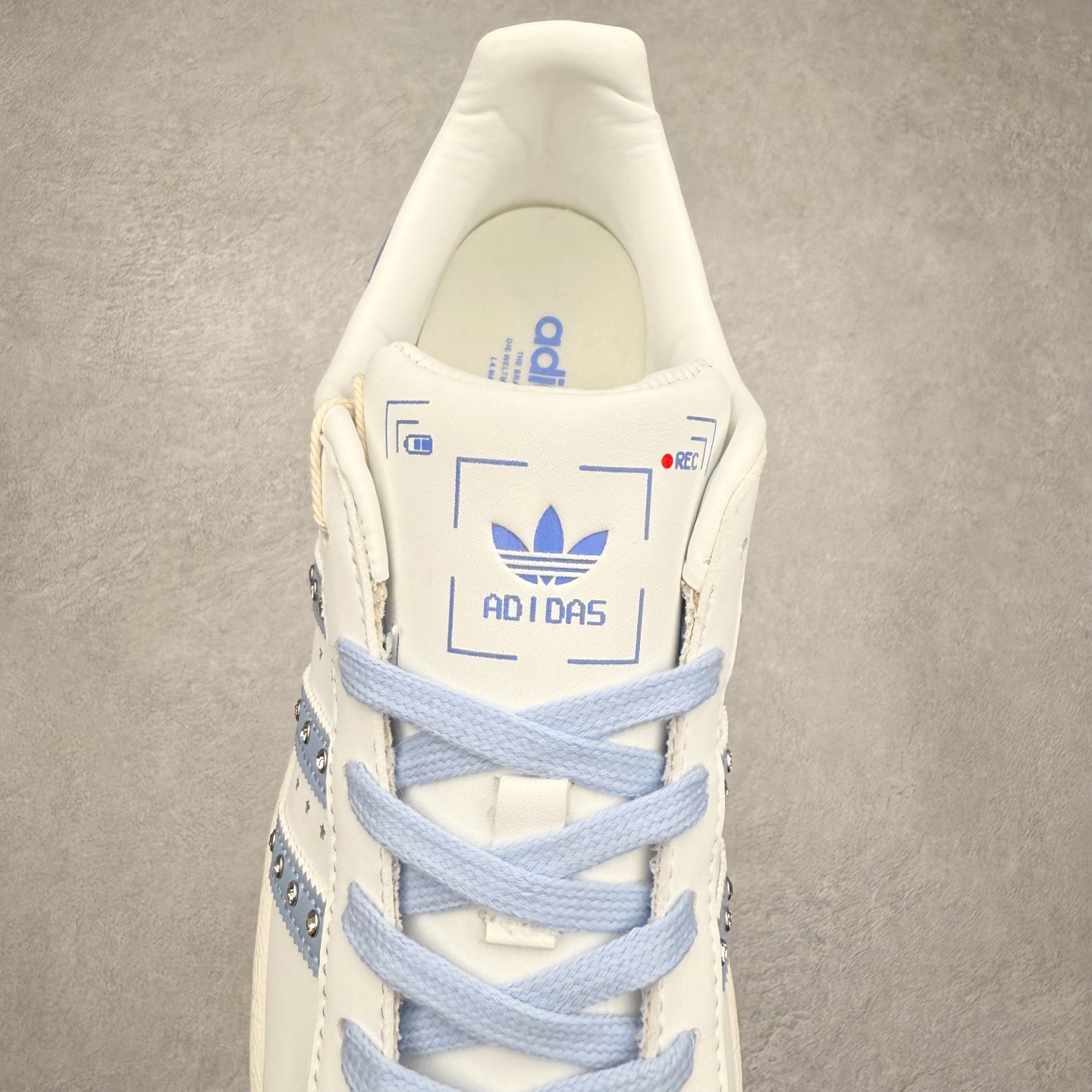 图片[5]-AD Originals Superstar 经典复古贝壳头板鞋 JR4506 诞生于1969年 是第一双将全皮面鞋 身与橡胶鞋头结合在一起的低帮篮球鞋 Superstar最开始 是作为高帮篮球鞋Pro Model的低帮版本而出现的 但因为其独特和醒目的橡胶鞋头造型而让大家熟知 被大家形象地称为\\\”shelltoe\\\”贝壳头 在70年代的美国职业篮球场上 接近3/4的NBA球员都将这双Superstar作为场上用鞋 80年代之后 经过不断的改良和发展 Superstar逐渐成为横跨时装、音乐、街头文化、休闲和运动等各大领域的时尚潮鞋 尺码：36 36.5 37 38 38.5 39 40 40.5 41 42 42.5 43 44 44.5 45-选品中心