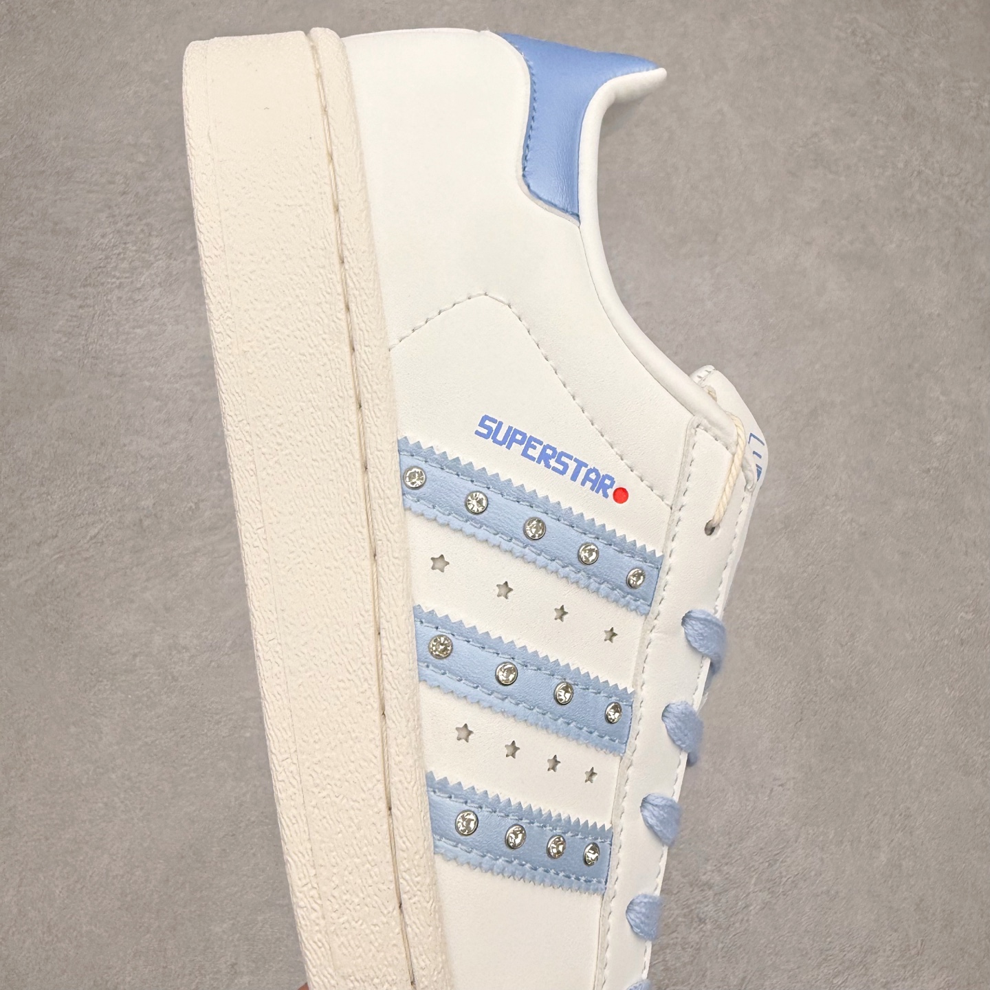 图片[6]-AD Originals Superstar 经典复古贝壳头板鞋 JR4506 诞生于1969年 是第一双将全皮面鞋 身与橡胶鞋头结合在一起的低帮篮球鞋 Superstar最开始 是作为高帮篮球鞋Pro Model的低帮版本而出现的 但因为其独特和醒目的橡胶鞋头造型而让大家熟知 被大家形象地称为\\\”shelltoe\\\”贝壳头 在70年代的美国职业篮球场上 接近3/4的NBA球员都将这双Superstar作为场上用鞋 80年代之后 经过不断的改良和发展 Superstar逐渐成为横跨时装、音乐、街头文化、休闲和运动等各大领域的时尚潮鞋 尺码：36 36.5 37 38 38.5 39 40 40.5 41 42 42.5 43 44 44.5 45-选品中心