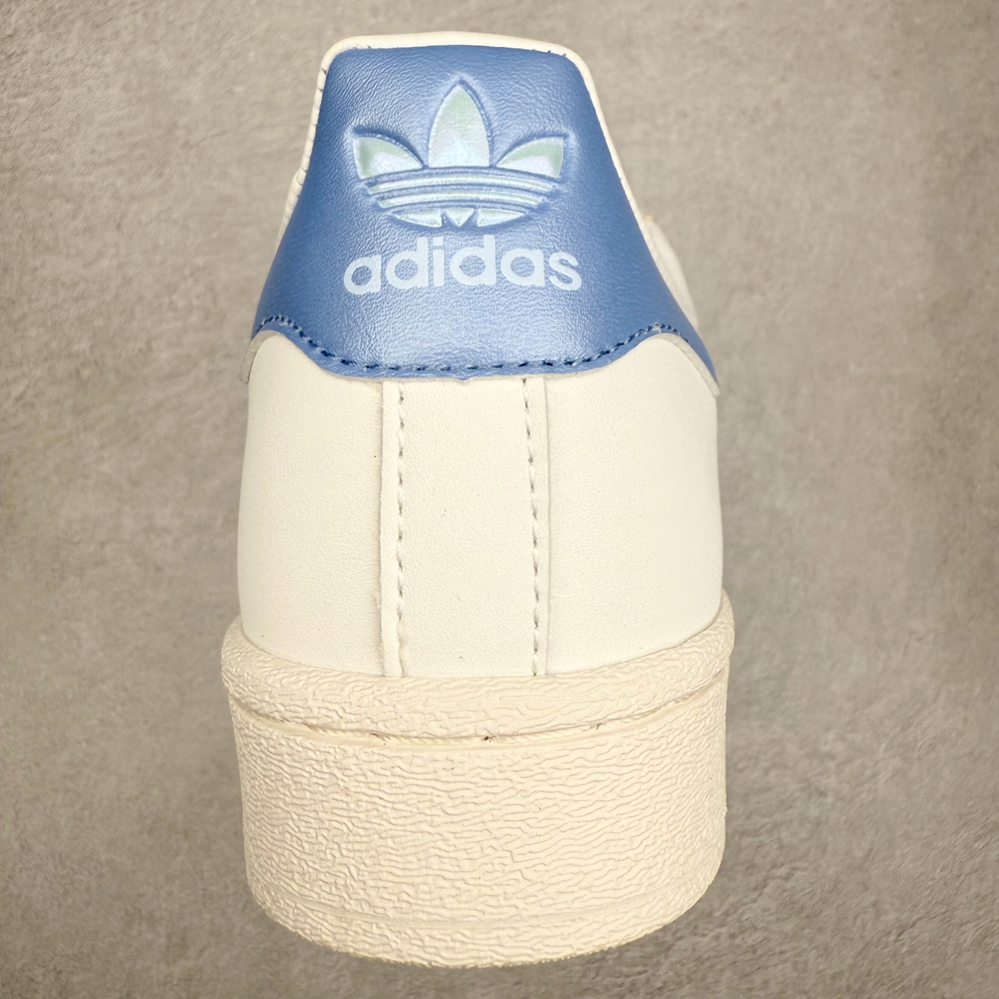 图片[8]-AD Originals Superstar 经典复古贝壳头板鞋 JR4506 诞生于1969年 是第一双将全皮面鞋 身与橡胶鞋头结合在一起的低帮篮球鞋 Superstar最开始 是作为高帮篮球鞋Pro Model的低帮版本而出现的 但因为其独特和醒目的橡胶鞋头造型而让大家熟知 被大家形象地称为\\\”shelltoe\\\”贝壳头 在70年代的美国职业篮球场上 接近3/4的NBA球员都将这双Superstar作为场上用鞋 80年代之后 经过不断的改良和发展 Superstar逐渐成为横跨时装、音乐、街头文化、休闲和运动等各大领域的时尚潮鞋 尺码：36 36.5 37 38 38.5 39 40 40.5 41 42 42.5 43 44 44.5 45-选品中心