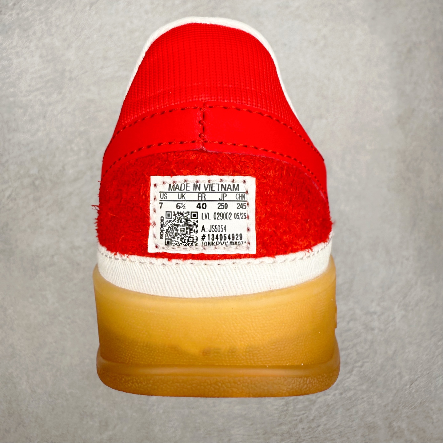 图片[8]-＃TG Bad Bunny x AD Gazelle Indoor Trainers 坏痞兔联名羚羊内训系列低帮复古百搭休闲运动德训风板鞋 JS5054 Bad Bunny本人在杂志拍摄时率先上脚带一波节奏，emm，手上拿的杂志封面还是Kylie，看来前女友和布克重新约会，这位哥也还是没放下啊…回到鞋款本身，整体选择了简约的黑白皮革搭配浅灰色长绒麂皮材质，最后以半透明生胶大底收尾，质感在线。不同于以往联名的调色盘操作，Bad Bunny对Gazelle indoor进行了加宽加厚处理，以及鞋头变形的设计，带来全新的歪头面包鞋型Gazelle。此外，鞋款标签直接呈现在后跟处，鞋侧adidas标识下方还加入了\\\”benito\\\”字样，辨识度拉满。尺码：35 36 36⅔ 37⅓ 38 38⅔ 39⅓ 40 40⅔ 41⅓ 42 42⅔ 43⅓ 44 44⅔ 45-选品中心