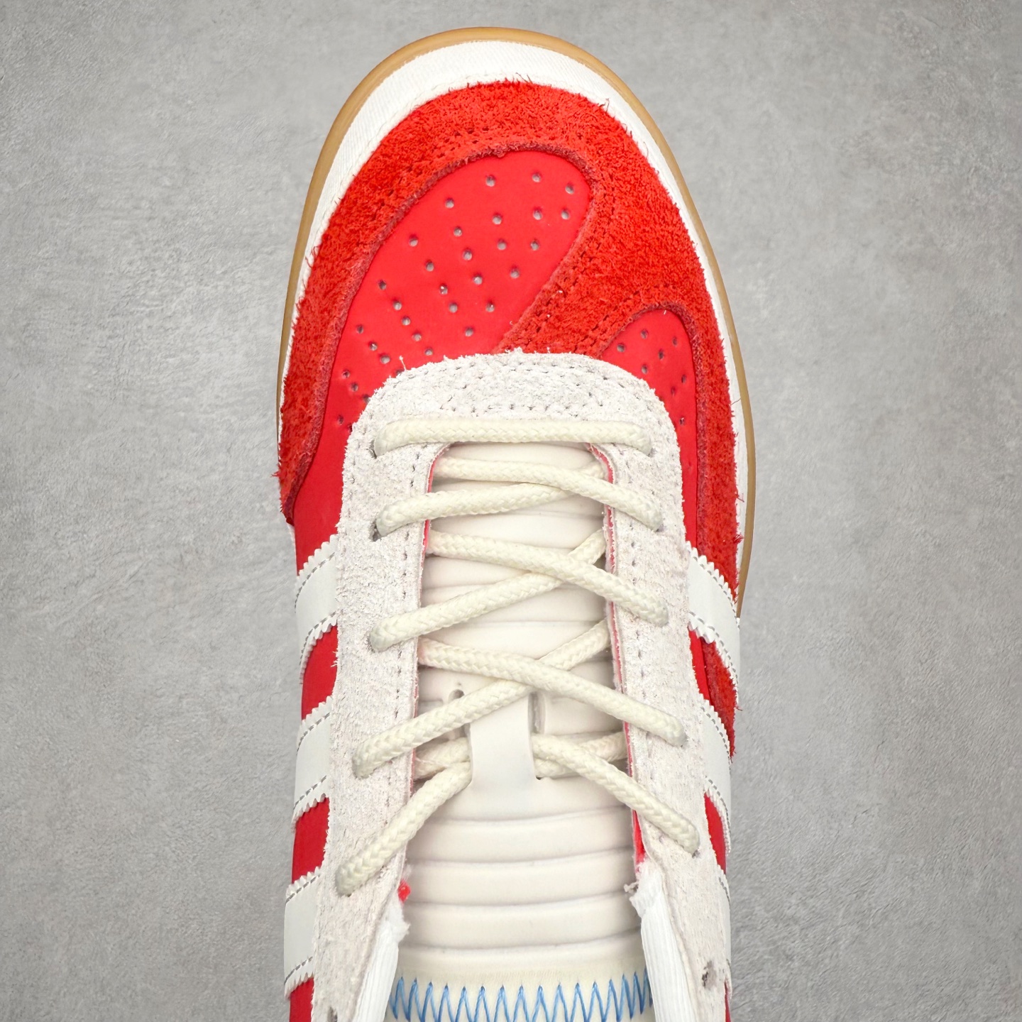 图片[4]-＃TG Bad Bunny x AD Gazelle Indoor Trainers 坏痞兔联名羚羊内训系列低帮复古百搭休闲运动德训风板鞋 JS5054 Bad Bunny本人在杂志拍摄时率先上脚带一波节奏，emm，手上拿的杂志封面还是Kylie，看来前女友和布克重新约会，这位哥也还是没放下啊…回到鞋款本身，整体选择了简约的黑白皮革搭配浅灰色长绒麂皮材质，最后以半透明生胶大底收尾，质感在线。不同于以往联名的调色盘操作，Bad Bunny对Gazelle indoor进行了加宽加厚处理，以及鞋头变形的设计，带来全新的歪头面包鞋型Gazelle。此外，鞋款标签直接呈现在后跟处，鞋侧adidas标识下方还加入了\\\”benito\\\”字样，辨识度拉满。尺码：35 36 36⅔ 37⅓ 38 38⅔ 39⅓ 40 40⅔ 41⅓ 42 42⅔ 43⅓ 44 44⅔ 45-选品中心