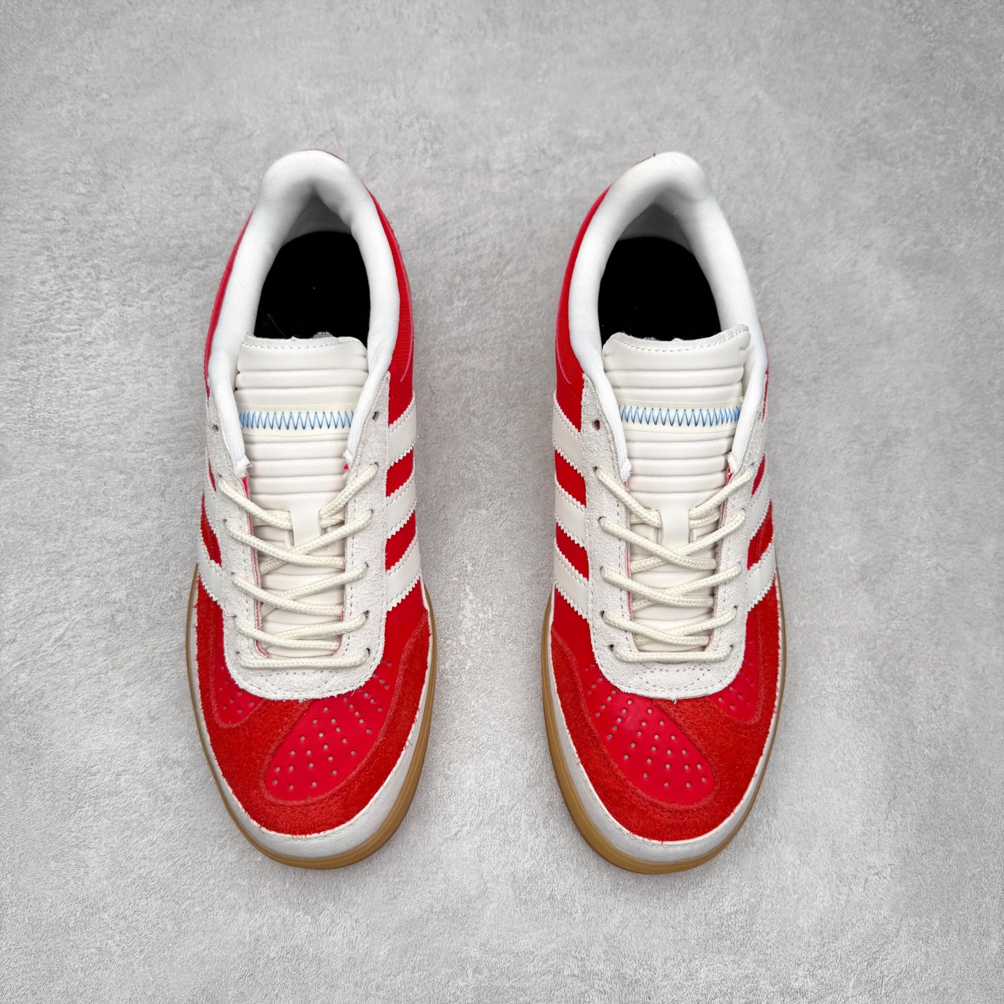 图片[2]-＃TG Bad Bunny x AD Gazelle Indoor Trainers 坏痞兔联名羚羊内训系列低帮复古百搭休闲运动德训风板鞋 JS5054 Bad Bunny本人在杂志拍摄时率先上脚带一波节奏，emm，手上拿的杂志封面还是Kylie，看来前女友和布克重新约会，这位哥也还是没放下啊…回到鞋款本身，整体选择了简约的黑白皮革搭配浅灰色长绒麂皮材质，最后以半透明生胶大底收尾，质感在线。不同于以往联名的调色盘操作，Bad Bunny对Gazelle indoor进行了加宽加厚处理，以及鞋头变形的设计，带来全新的歪头面包鞋型Gazelle。此外，鞋款标签直接呈现在后跟处，鞋侧adidas标识下方还加入了\\\”benito\\\”字样，辨识度拉满。尺码：35 36 36⅔ 37⅓ 38 38⅔ 39⅓ 40 40⅔ 41⅓ 42 42⅔ 43⅓ 44 44⅔ 45-选品中心