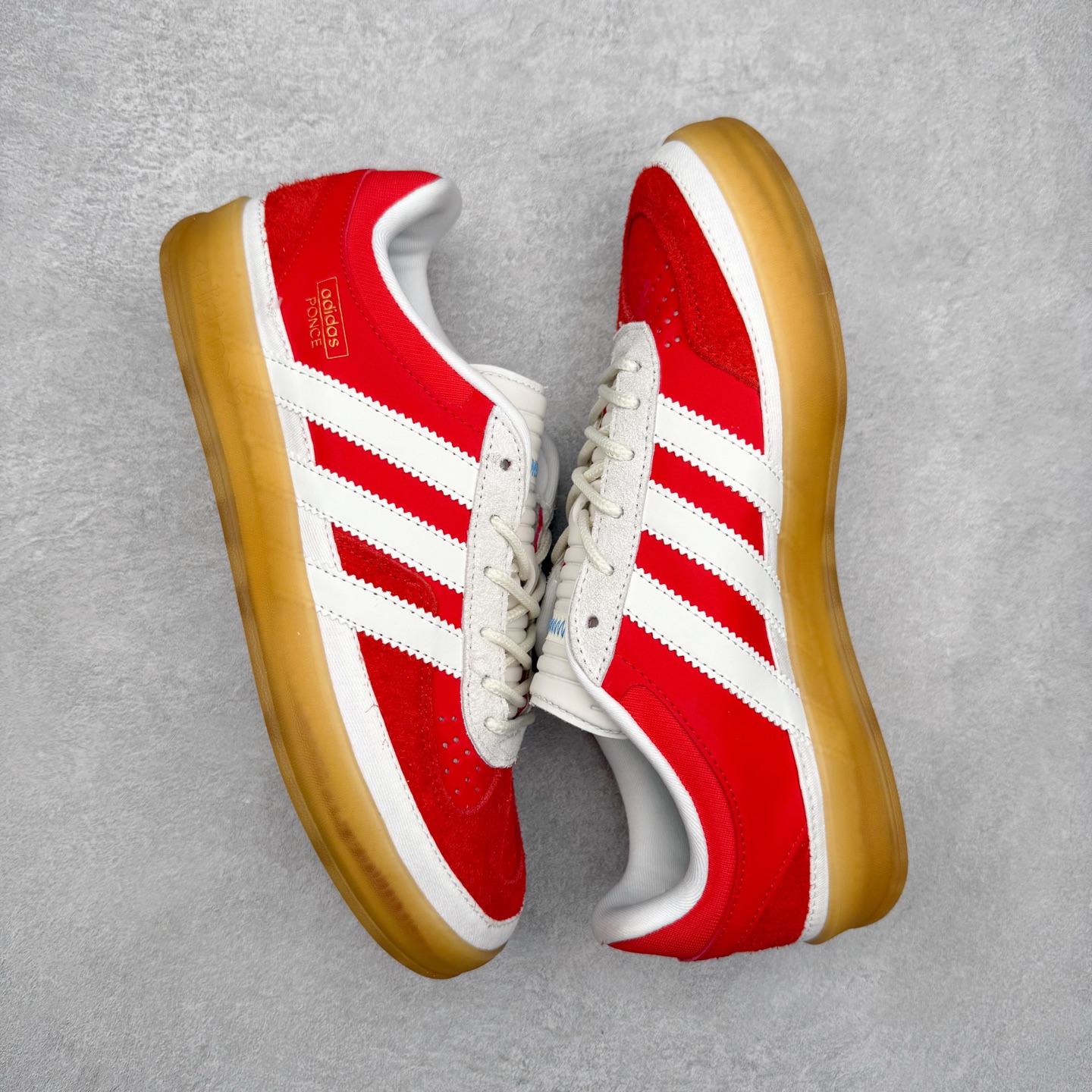 图片[3]-＃TG Bad Bunny x AD Gazelle Indoor Trainers 坏痞兔联名羚羊内训系列低帮复古百搭休闲运动德训风板鞋 JS5054 Bad Bunny本人在杂志拍摄时率先上脚带一波节奏，emm，手上拿的杂志封面还是Kylie，看来前女友和布克重新约会，这位哥也还是没放下啊…回到鞋款本身，整体选择了简约的黑白皮革搭配浅灰色长绒麂皮材质，最后以半透明生胶大底收尾，质感在线。不同于以往联名的调色盘操作，Bad Bunny对Gazelle indoor进行了加宽加厚处理，以及鞋头变形的设计，带来全新的歪头面包鞋型Gazelle。此外，鞋款标签直接呈现在后跟处，鞋侧adidas标识下方还加入了\\\”benito\\\”字样，辨识度拉满。尺码：35 36 36⅔ 37⅓ 38 38⅔ 39⅓ 40 40⅔ 41⅓ 42 42⅔ 43⅓ 44 44⅔ 45-选品中心