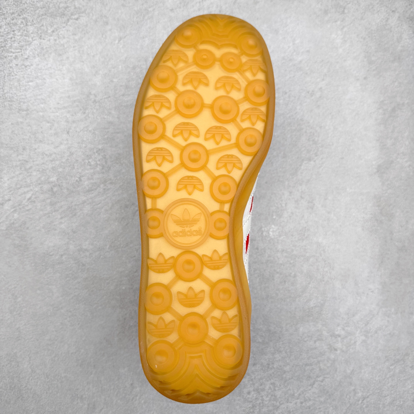 图片[9]-＃TG Bad Bunny x AD Gazelle Indoor Trainers 坏痞兔联名羚羊内训系列低帮复古百搭休闲运动德训风板鞋 JS5054 Bad Bunny本人在杂志拍摄时率先上脚带一波节奏，emm，手上拿的杂志封面还是Kylie，看来前女友和布克重新约会，这位哥也还是没放下啊…回到鞋款本身，整体选择了简约的黑白皮革搭配浅灰色长绒麂皮材质，最后以半透明生胶大底收尾，质感在线。不同于以往联名的调色盘操作，Bad Bunny对Gazelle indoor进行了加宽加厚处理，以及鞋头变形的设计，带来全新的歪头面包鞋型Gazelle。此外，鞋款标签直接呈现在后跟处，鞋侧adidas标识下方还加入了\\\”benito\\\”字样，辨识度拉满。尺码：35 36 36⅔ 37⅓ 38 38⅔ 39⅓ 40 40⅔ 41⅓ 42 42⅔ 43⅓ 44 44⅔ 45-选品中心