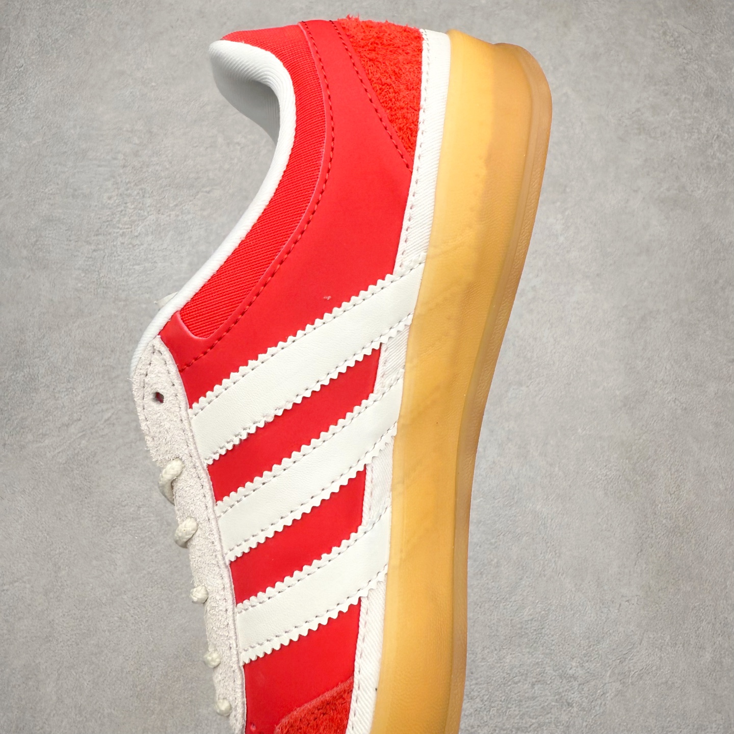 图片[7]-＃TG Bad Bunny x AD Gazelle Indoor Trainers 坏痞兔联名羚羊内训系列低帮复古百搭休闲运动德训风板鞋 JS5054 Bad Bunny本人在杂志拍摄时率先上脚带一波节奏，emm，手上拿的杂志封面还是Kylie，看来前女友和布克重新约会，这位哥也还是没放下啊…回到鞋款本身，整体选择了简约的黑白皮革搭配浅灰色长绒麂皮材质，最后以半透明生胶大底收尾，质感在线。不同于以往联名的调色盘操作，Bad Bunny对Gazelle indoor进行了加宽加厚处理，以及鞋头变形的设计，带来全新的歪头面包鞋型Gazelle。此外，鞋款标签直接呈现在后跟处，鞋侧adidas标识下方还加入了\\\”benito\\\”字样，辨识度拉满。尺码：35 36 36⅔ 37⅓ 38 38⅔ 39⅓ 40 40⅔ 41⅓ 42 42⅔ 43⅓ 44 44⅔ 45-选品中心