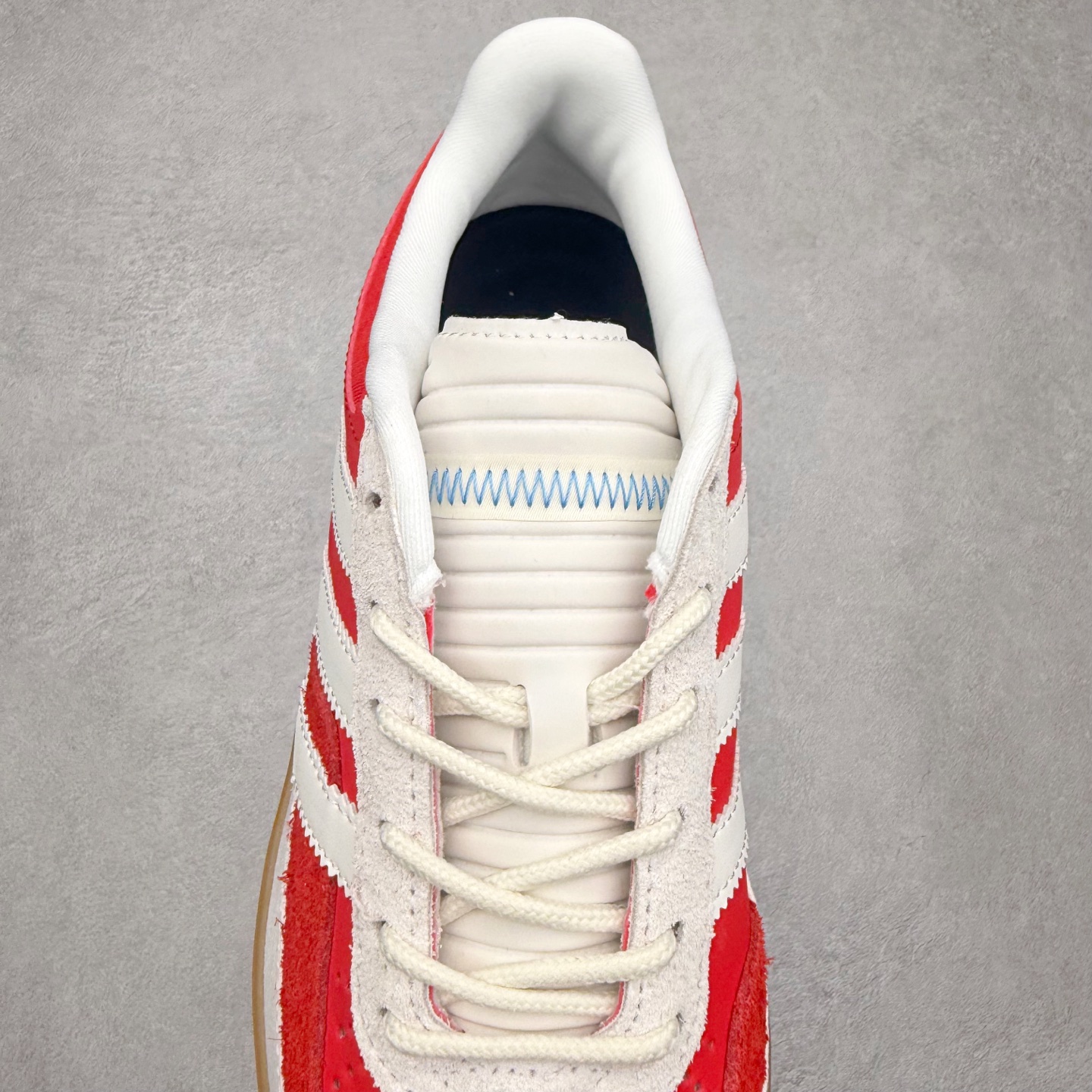 图片[5]-＃TG Bad Bunny x AD Gazelle Indoor Trainers 坏痞兔联名羚羊内训系列低帮复古百搭休闲运动德训风板鞋 JS5054 Bad Bunny本人在杂志拍摄时率先上脚带一波节奏，emm，手上拿的杂志封面还是Kylie，看来前女友和布克重新约会，这位哥也还是没放下啊…回到鞋款本身，整体选择了简约的黑白皮革搭配浅灰色长绒麂皮材质，最后以半透明生胶大底收尾，质感在线。不同于以往联名的调色盘操作，Bad Bunny对Gazelle indoor进行了加宽加厚处理，以及鞋头变形的设计，带来全新的歪头面包鞋型Gazelle。此外，鞋款标签直接呈现在后跟处，鞋侧adidas标识下方还加入了\\\”benito\\\”字样，辨识度拉满。尺码：35 36 36⅔ 37⅓ 38 38⅔ 39⅓ 40 40⅔ 41⅓ 42 42⅔ 43⅓ 44 44⅔ 45-选品中心