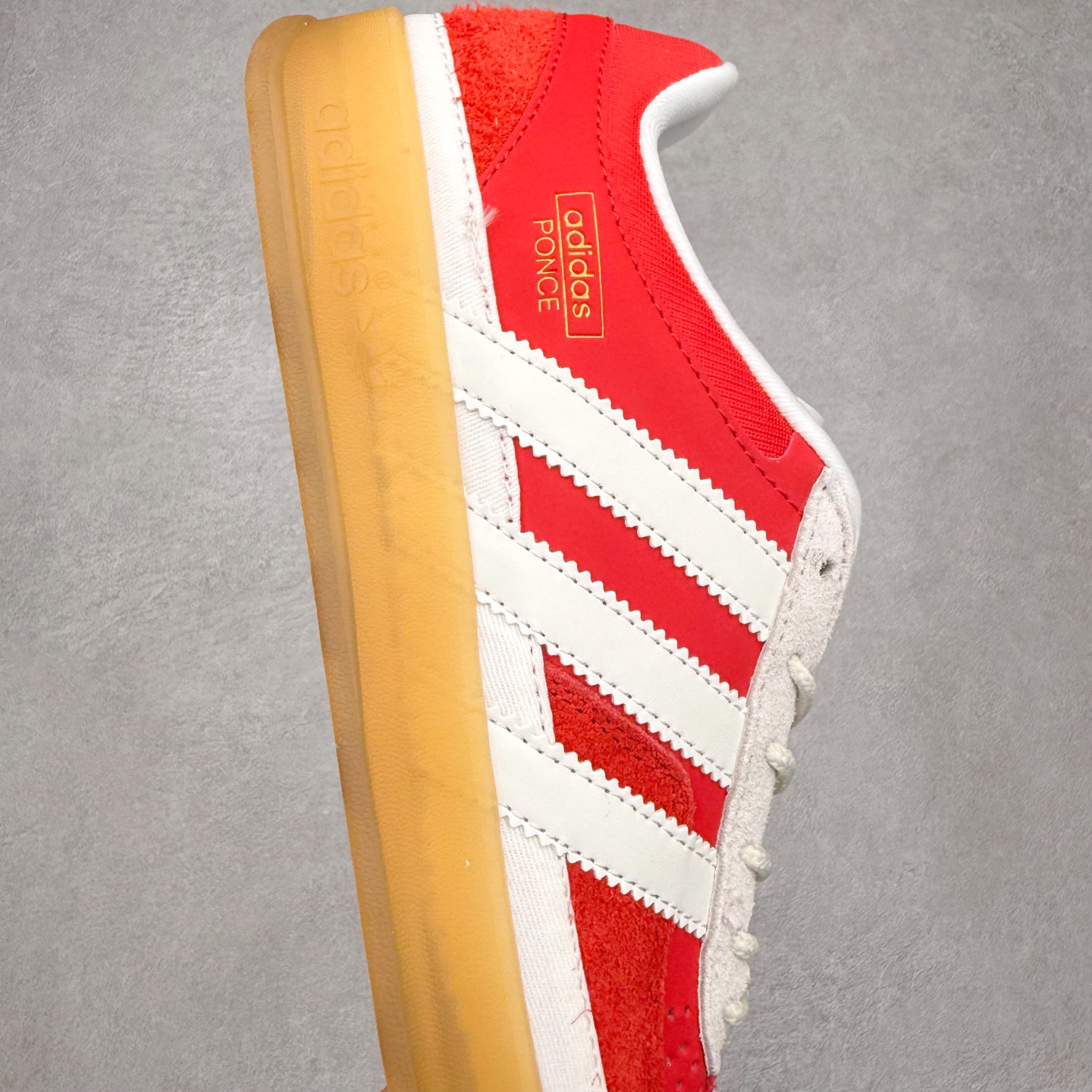 图片[6]-＃TG Bad Bunny x AD Gazelle Indoor Trainers 坏痞兔联名羚羊内训系列低帮复古百搭休闲运动德训风板鞋 JS5054 Bad Bunny本人在杂志拍摄时率先上脚带一波节奏，emm，手上拿的杂志封面还是Kylie，看来前女友和布克重新约会，这位哥也还是没放下啊…回到鞋款本身，整体选择了简约的黑白皮革搭配浅灰色长绒麂皮材质，最后以半透明生胶大底收尾，质感在线。不同于以往联名的调色盘操作，Bad Bunny对Gazelle indoor进行了加宽加厚处理，以及鞋头变形的设计，带来全新的歪头面包鞋型Gazelle。此外，鞋款标签直接呈现在后跟处，鞋侧adidas标识下方还加入了\\\”benito\\\”字样，辨识度拉满。尺码：35 36 36⅔ 37⅓ 38 38⅔ 39⅓ 40 40⅔ 41⅓ 42 42⅔ 43⅓ 44 44⅔ 45-选品中心