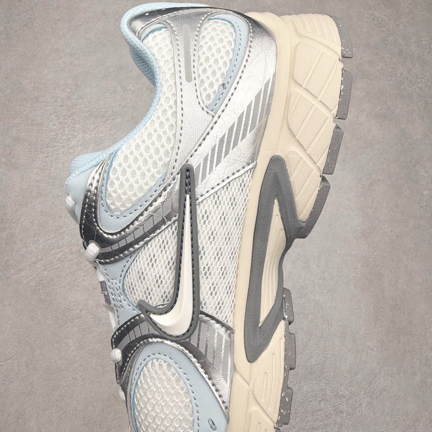 图片[7]-＃纯原福利 NK V5 RNR 舒适百搭防滑耐磨低帮跑步鞋 舒适有型适合日常穿着 该鞋款延续千禧年经典设计搭载泡绵中底 厚实而轻盈匠心细节巧搭立体耐克勾标志焕新演绎复古跑鞋 鞋款从千禧年美学汲取灵感 混搭多种材质突显层次感立体感和传统跑步风范 尺码：36 36.5 37.5 38 38.5 39 40 40.5 41 42 42.5 43 44 44.5 45-选品中心