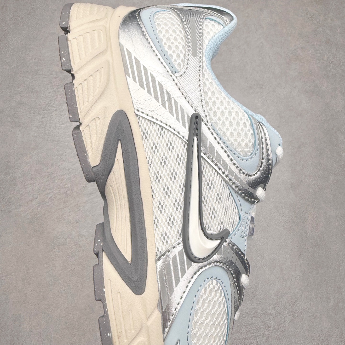 图片[6]-＃纯原福利 NK V5 RNR 舒适百搭防滑耐磨低帮跑步鞋 舒适有型适合日常穿着 该鞋款延续千禧年经典设计搭载泡绵中底 厚实而轻盈匠心细节巧搭立体耐克勾标志焕新演绎复古跑鞋 鞋款从千禧年美学汲取灵感 混搭多种材质突显层次感立体感和传统跑步风范 尺码：36 36.5 37.5 38 38.5 39 40 40.5 41 42 42.5 43 44 44.5 45-选品中心