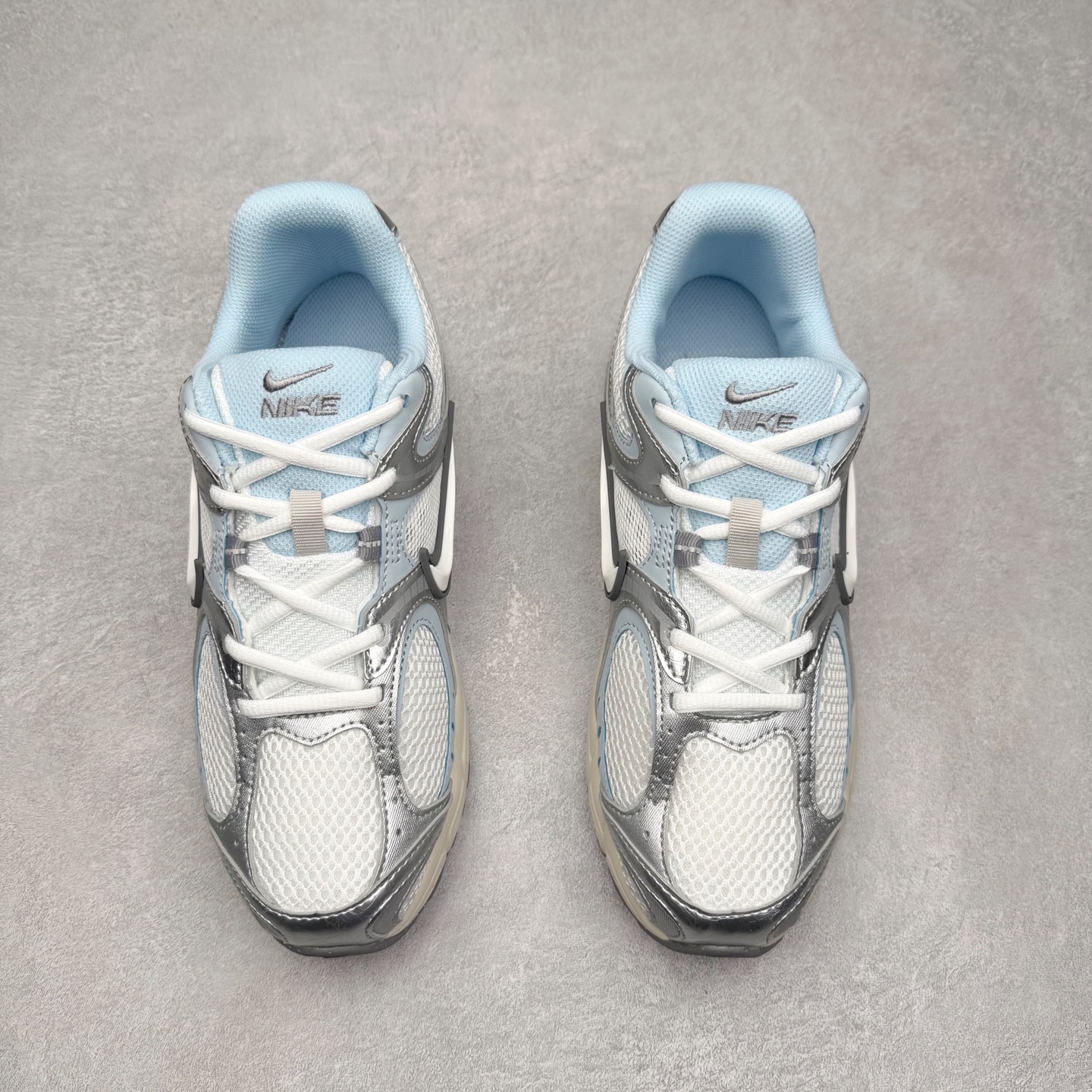 图片[2]-＃纯原福利 NK V5 RNR 舒适百搭防滑耐磨低帮跑步鞋 舒适有型适合日常穿着 该鞋款延续千禧年经典设计搭载泡绵中底 厚实而轻盈匠心细节巧搭立体耐克勾标志焕新演绎复古跑鞋 鞋款从千禧年美学汲取灵感 混搭多种材质突显层次感立体感和传统跑步风范 尺码：36 36.5 37.5 38 38.5 39 40 40.5 41 42 42.5 43 44 44.5 45-选品中心