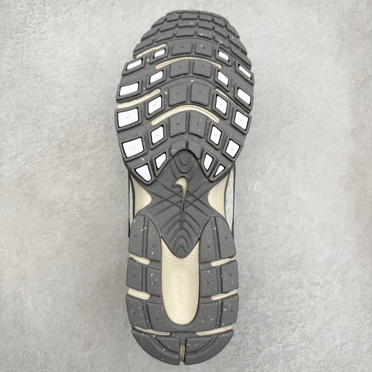 图片[9]-＃纯原福利 NK V5 RNR 舒适百搭防滑耐磨低帮跑步鞋 舒适有型适合日常穿着 该鞋款延续千禧年经典设计搭载泡绵中底 厚实而轻盈匠心细节巧搭立体耐克勾标志焕新演绎复古跑鞋 鞋款从千禧年美学汲取灵感 混搭多种材质突显层次感立体感和传统跑步风范 尺码：36 36.5 37.5 38 38.5 39 40 40.5 41 42 42.5 43 44 44.5 45-选品中心